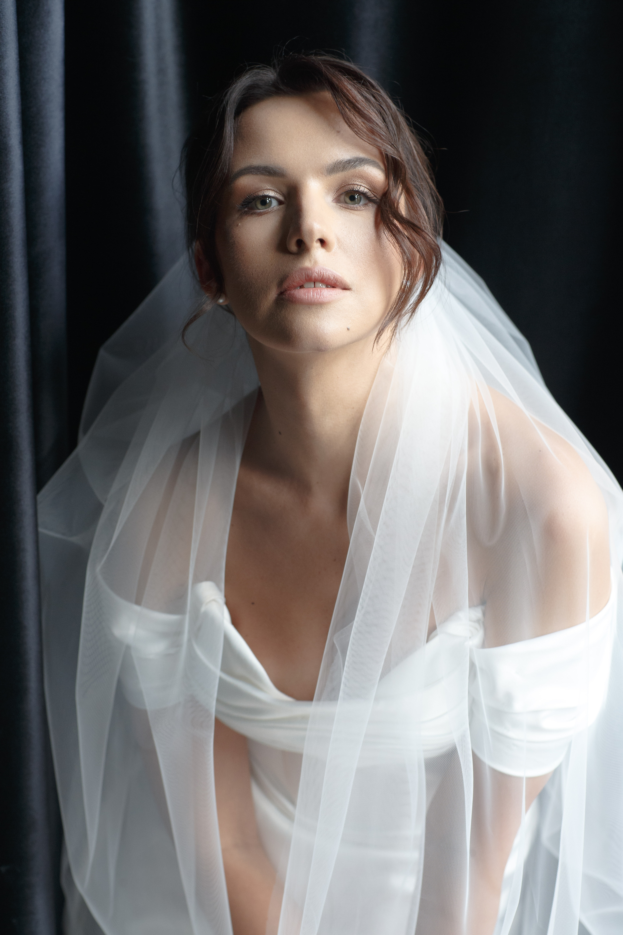 Красивая невеста в стильном кафе