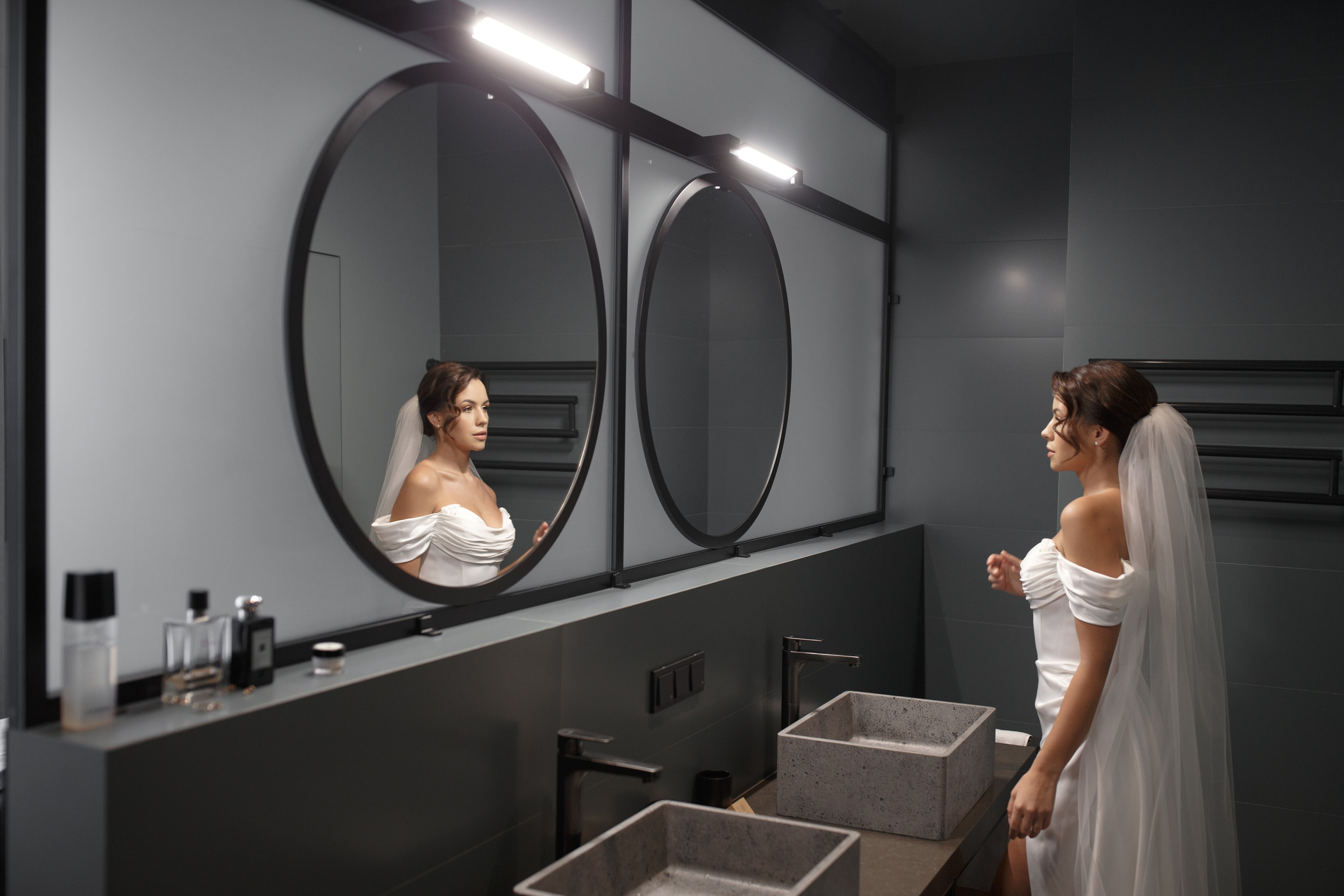 Красивая невеста в стильном кафе