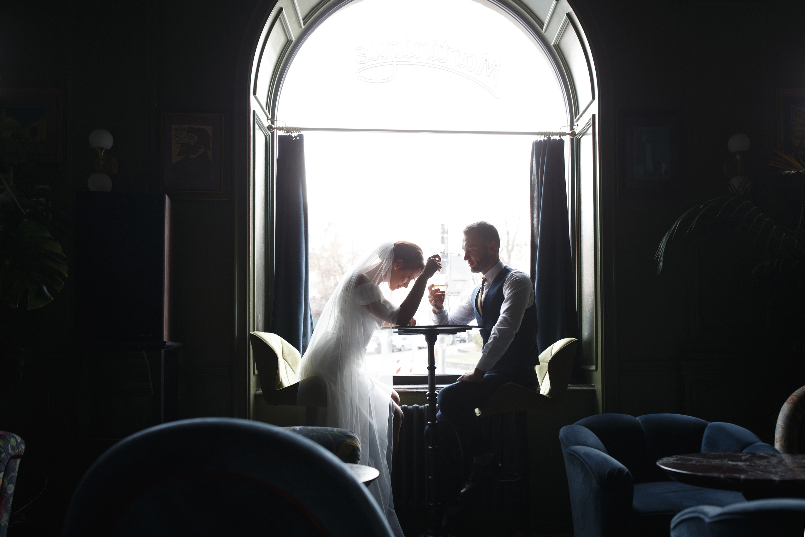 Красивая невеста в стильном кафе