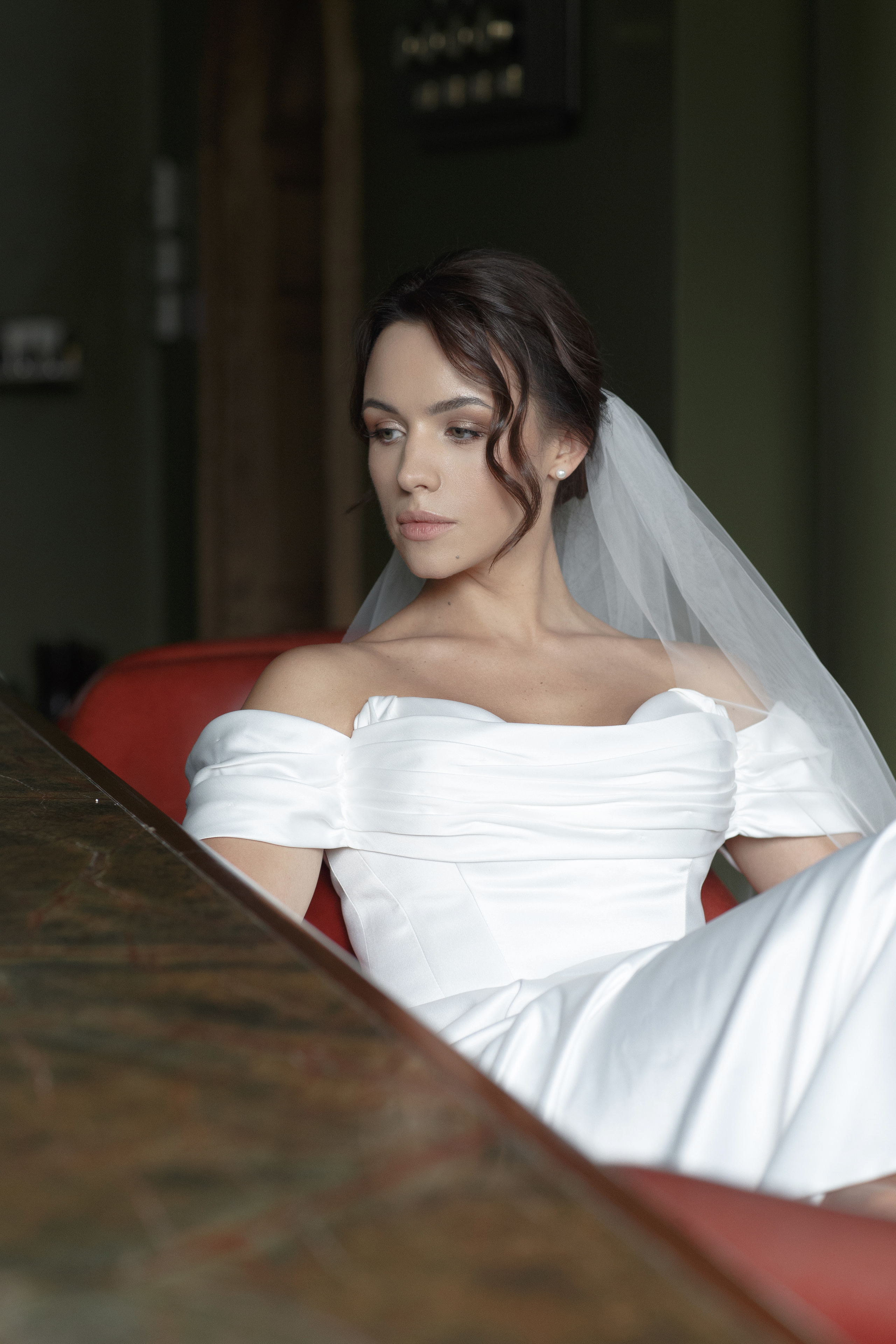 Красивая невеста в стильном кафе