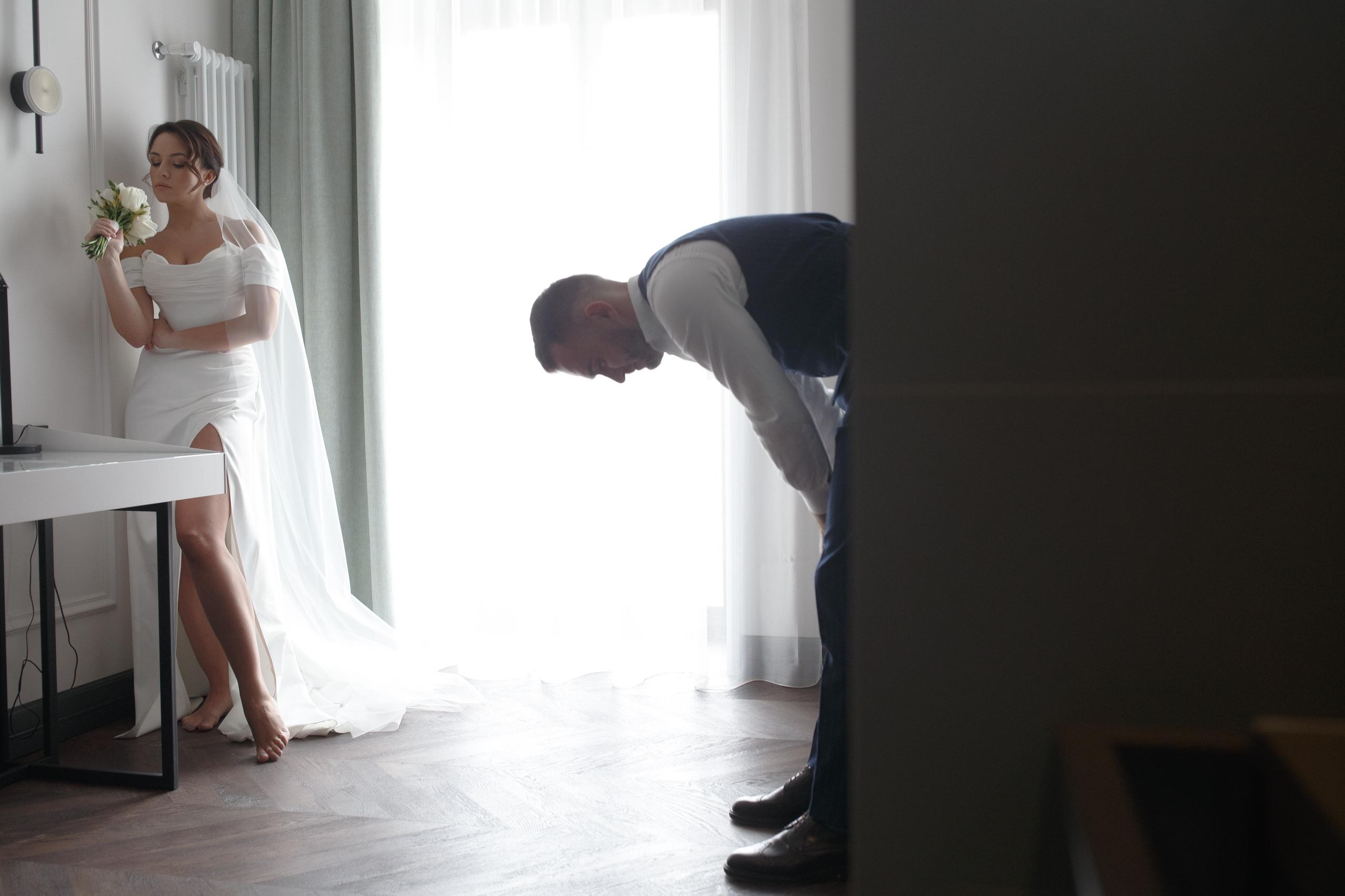 Красивая невеста в стильном кафе