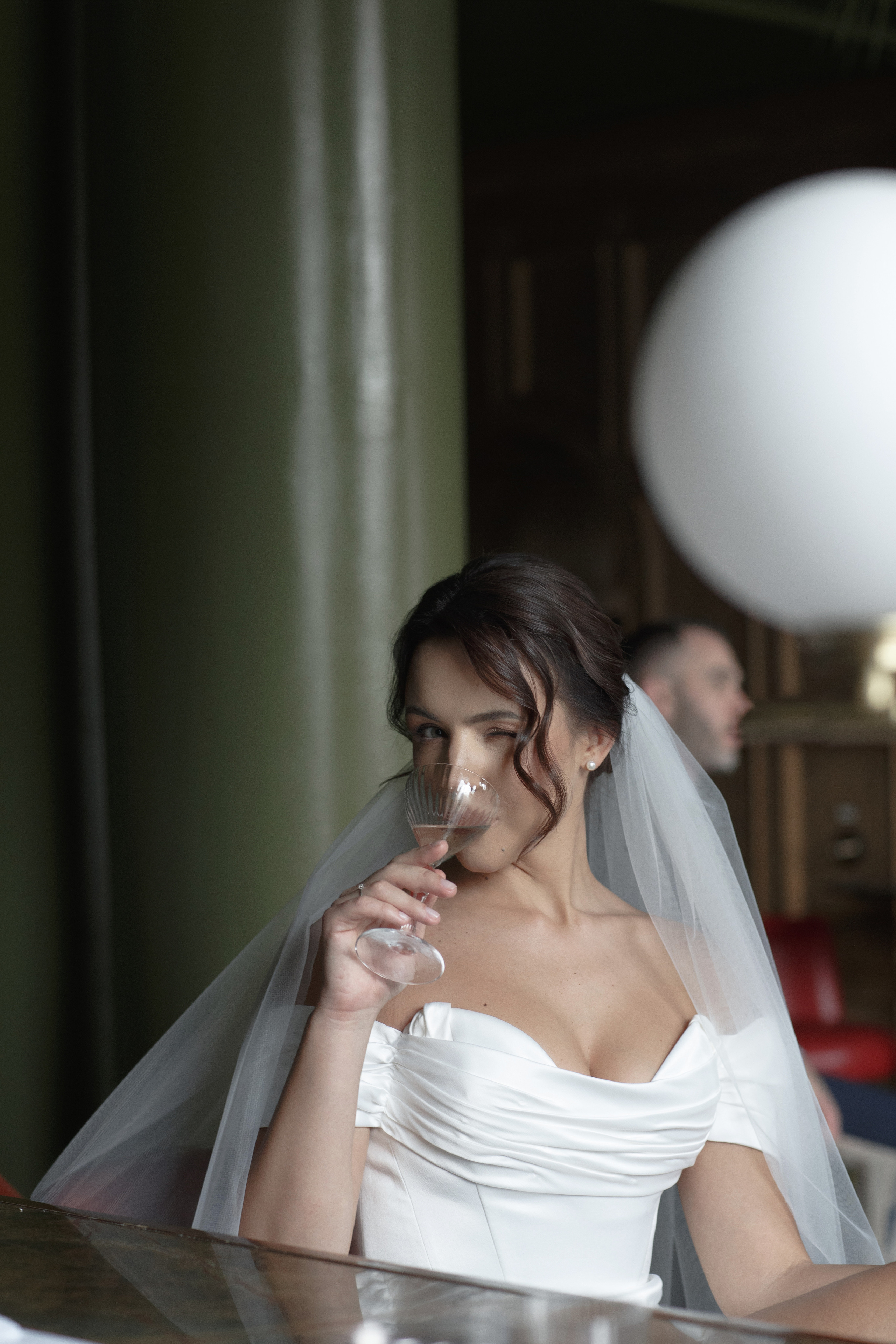 Красивая невеста в стильном кафе