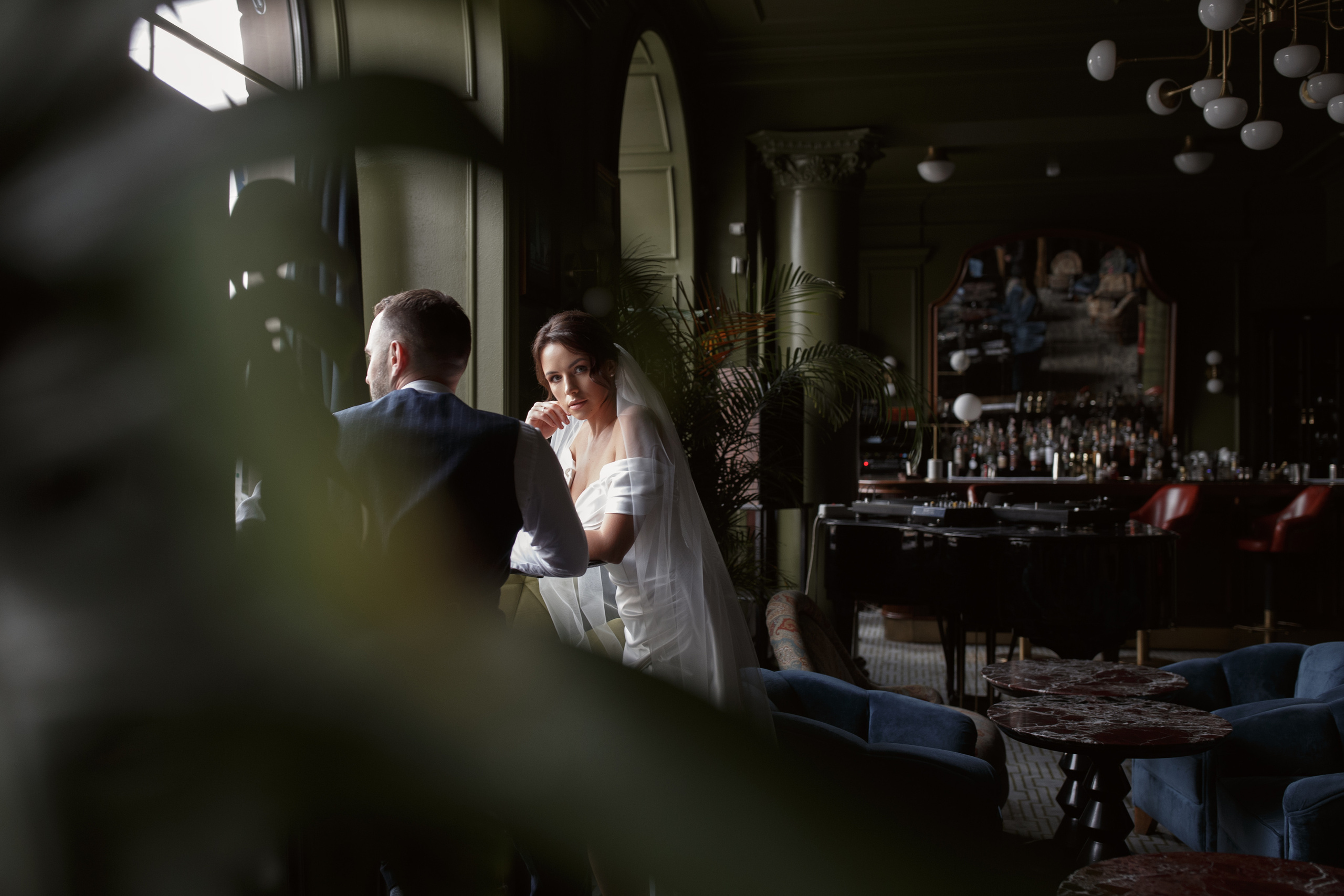 Красивая невеста в стильном кафе