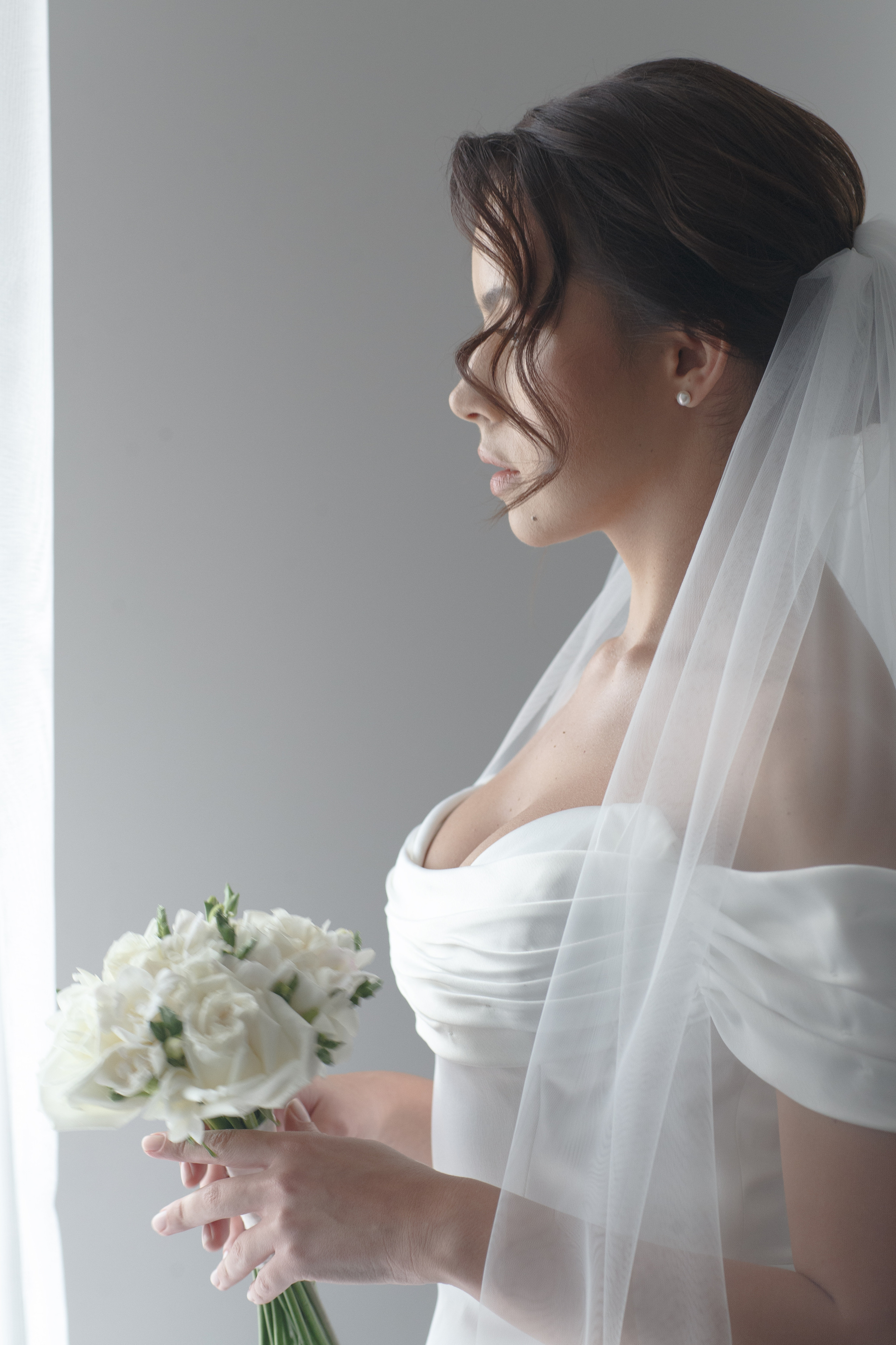 Красивая невеста в стильном кафе