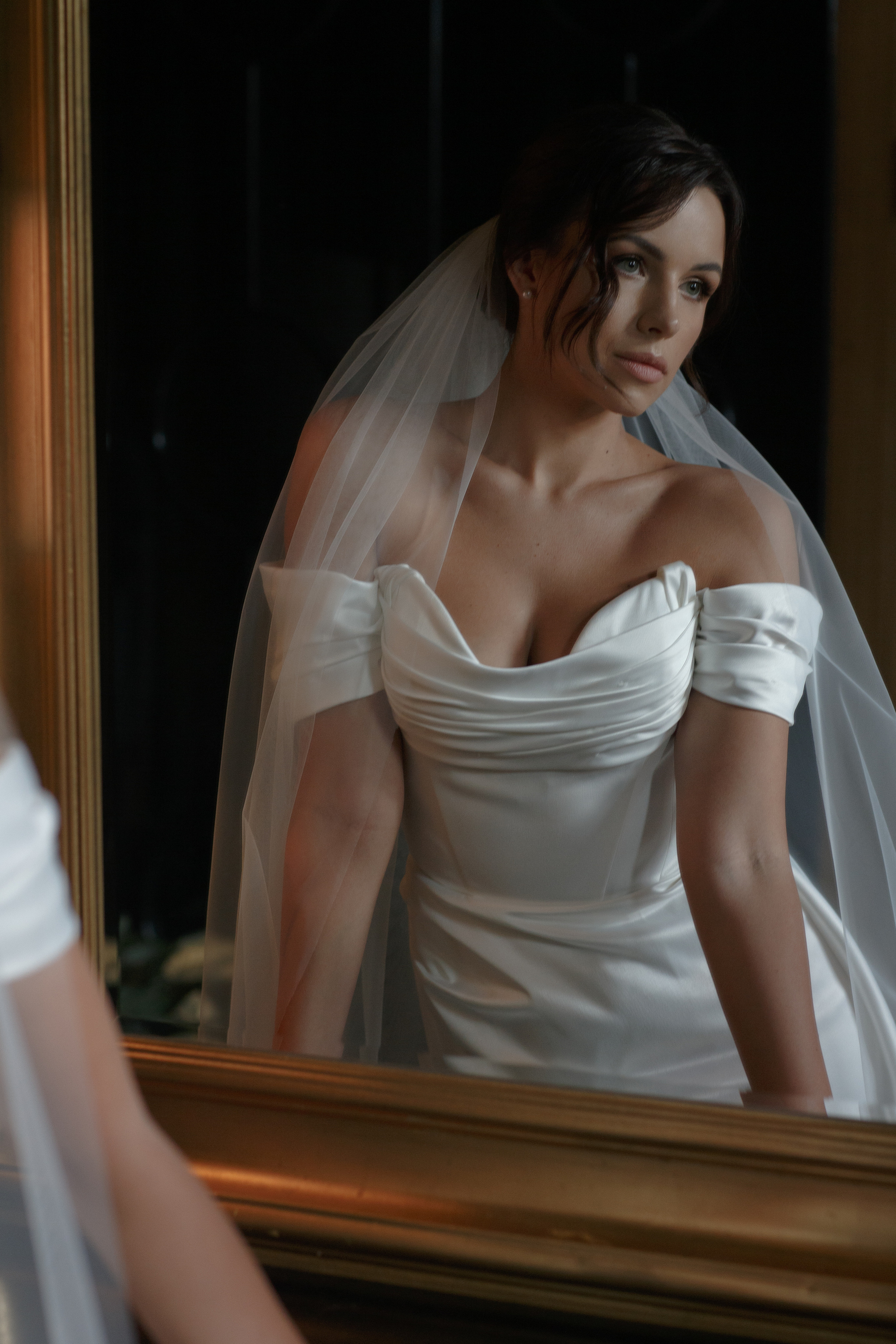 Красивая невеста в стильном кафе