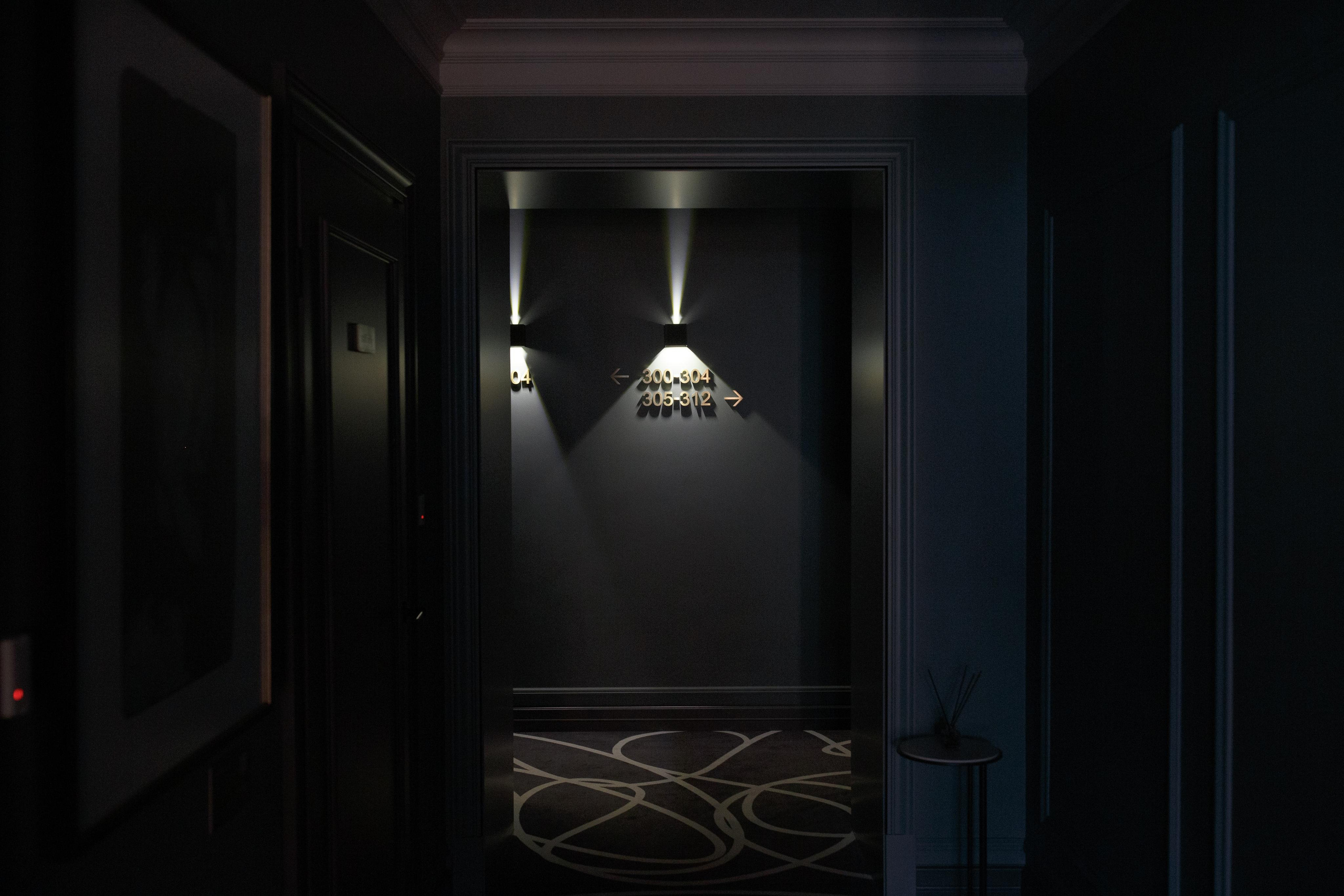 Красивая невеста в стильном кафе