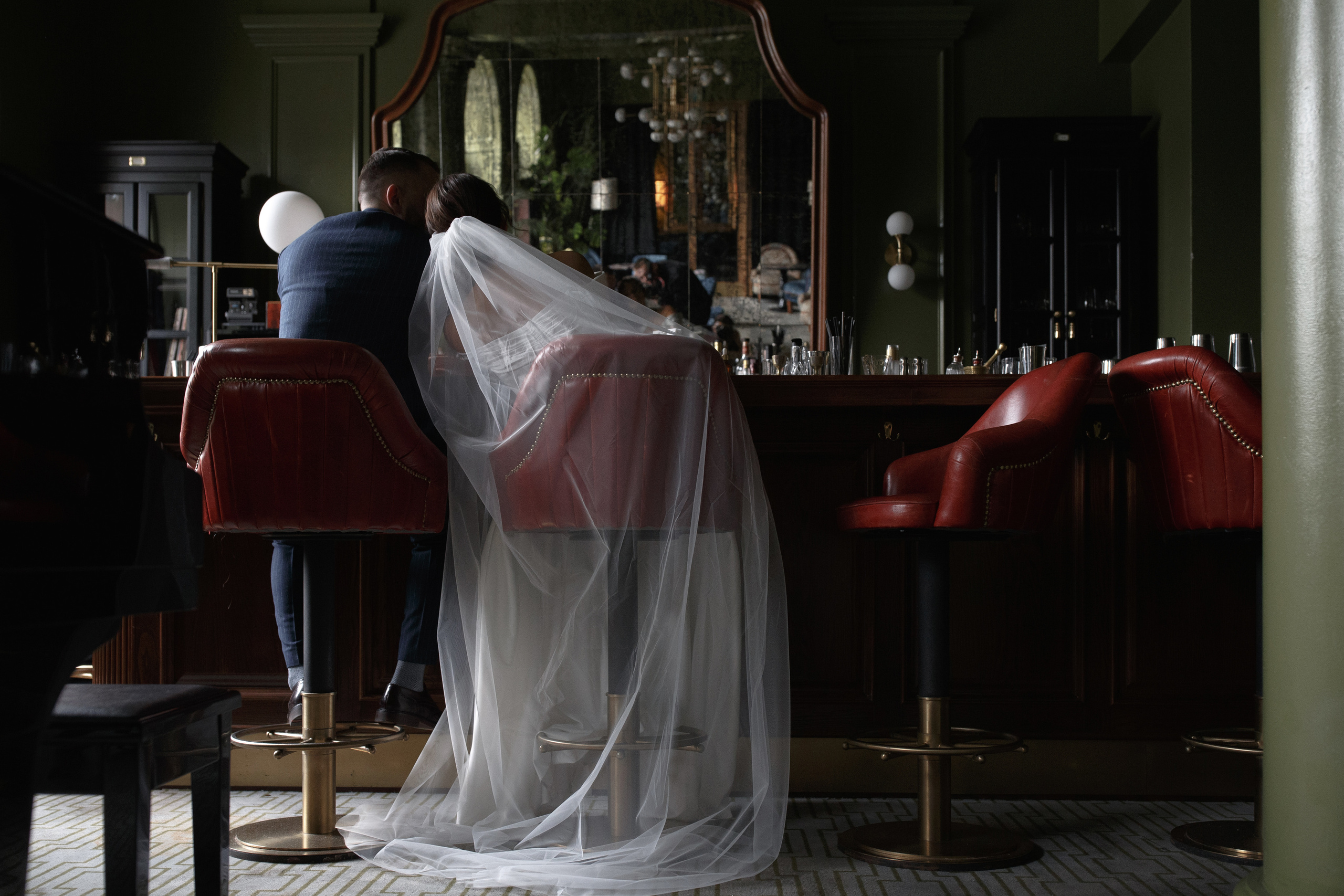 Красивая невеста в стильном кафе