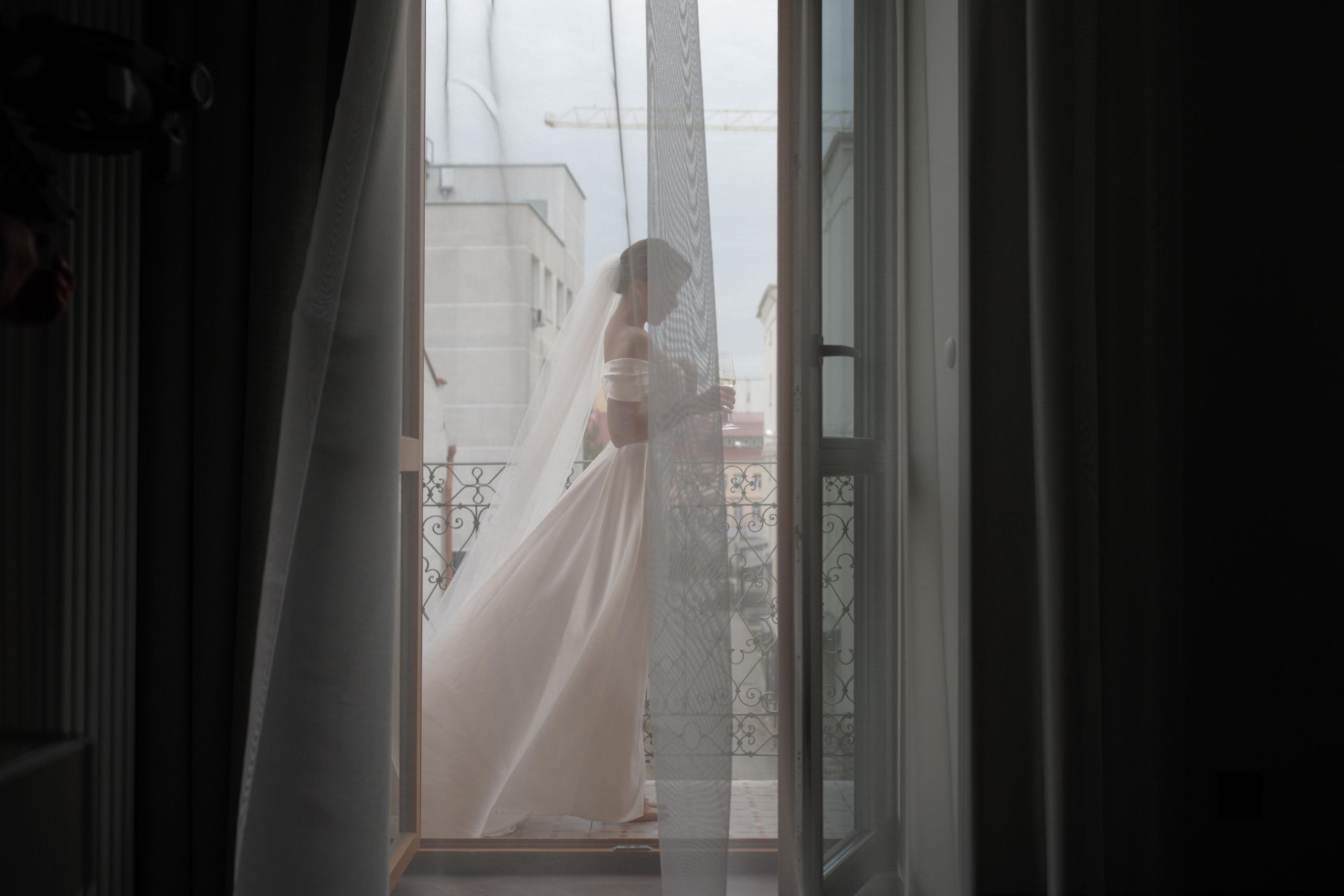 Красивая невеста в стильном кафе