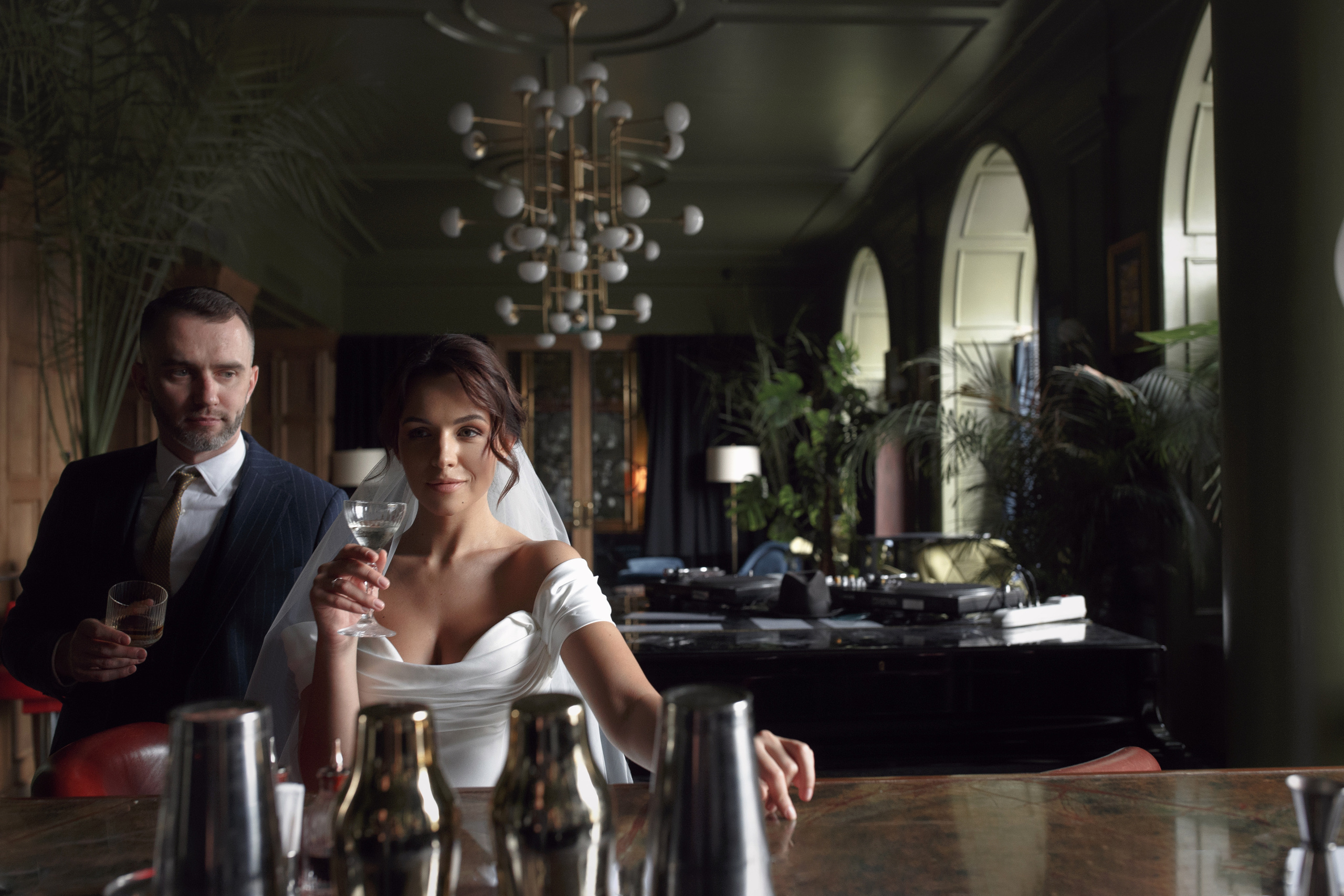 Красивая невеста в стильном кафе