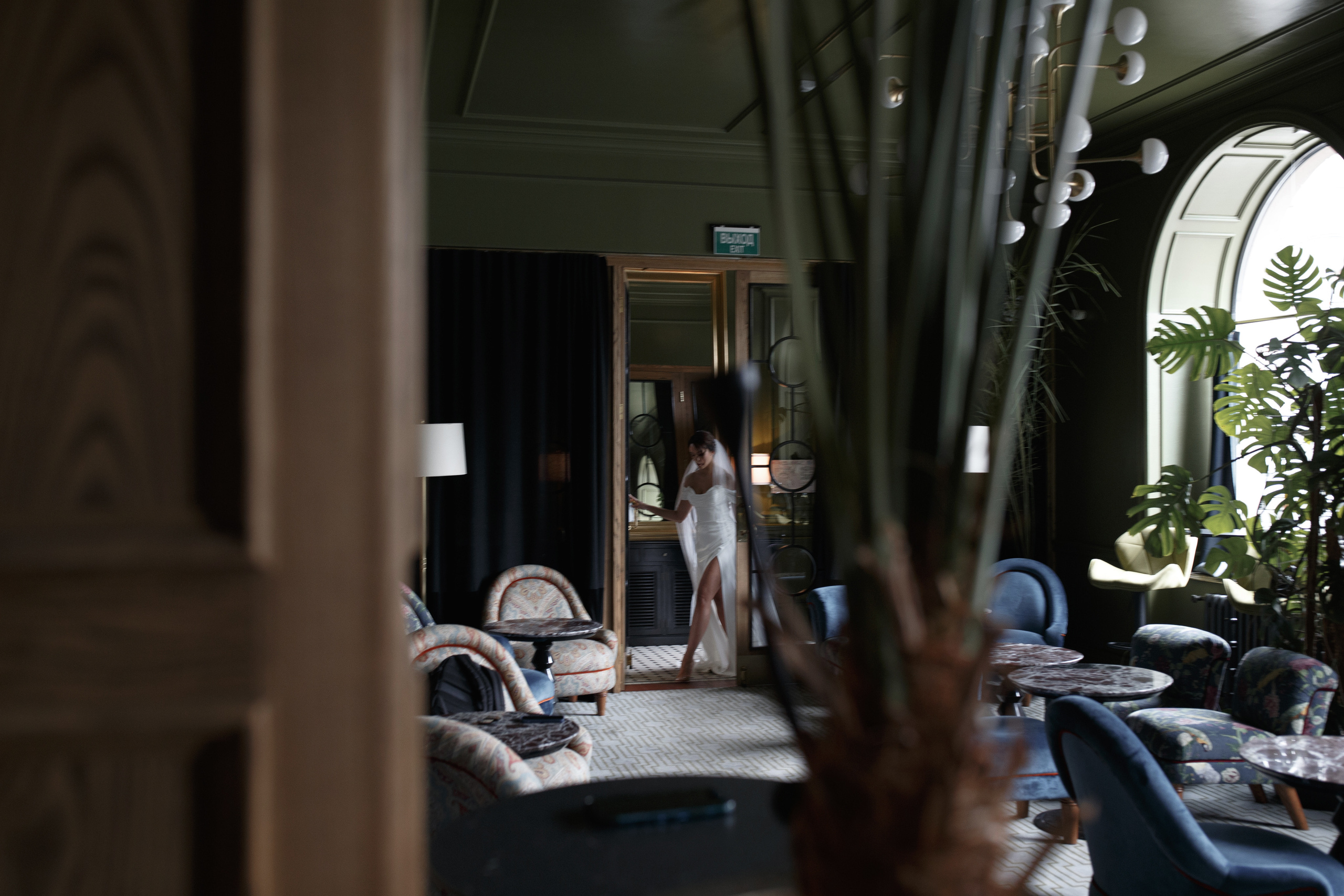 Красивая невеста в стильном кафе