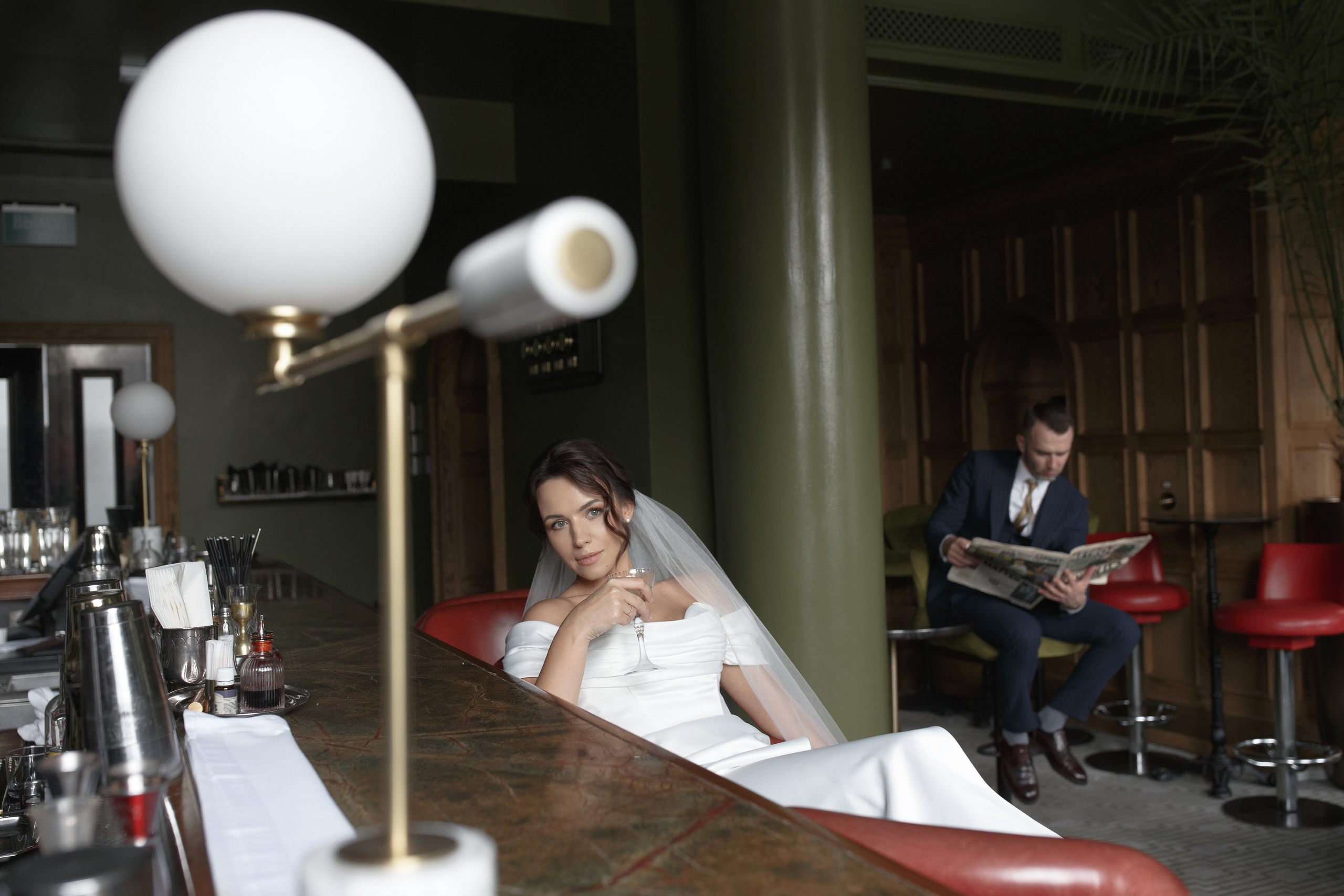 Красивая невеста в стильном кафе