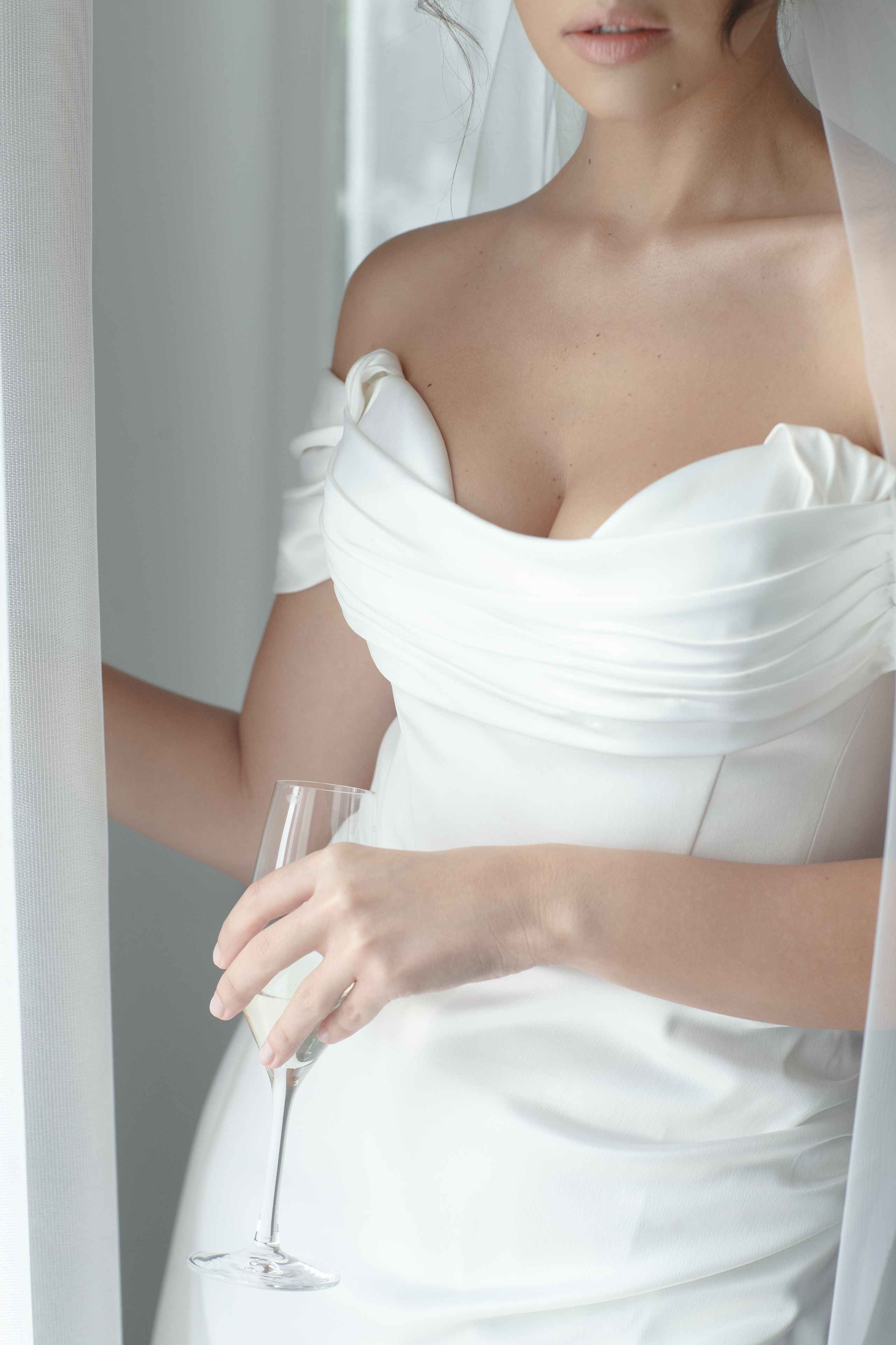 Красивая невеста в стильном кафе