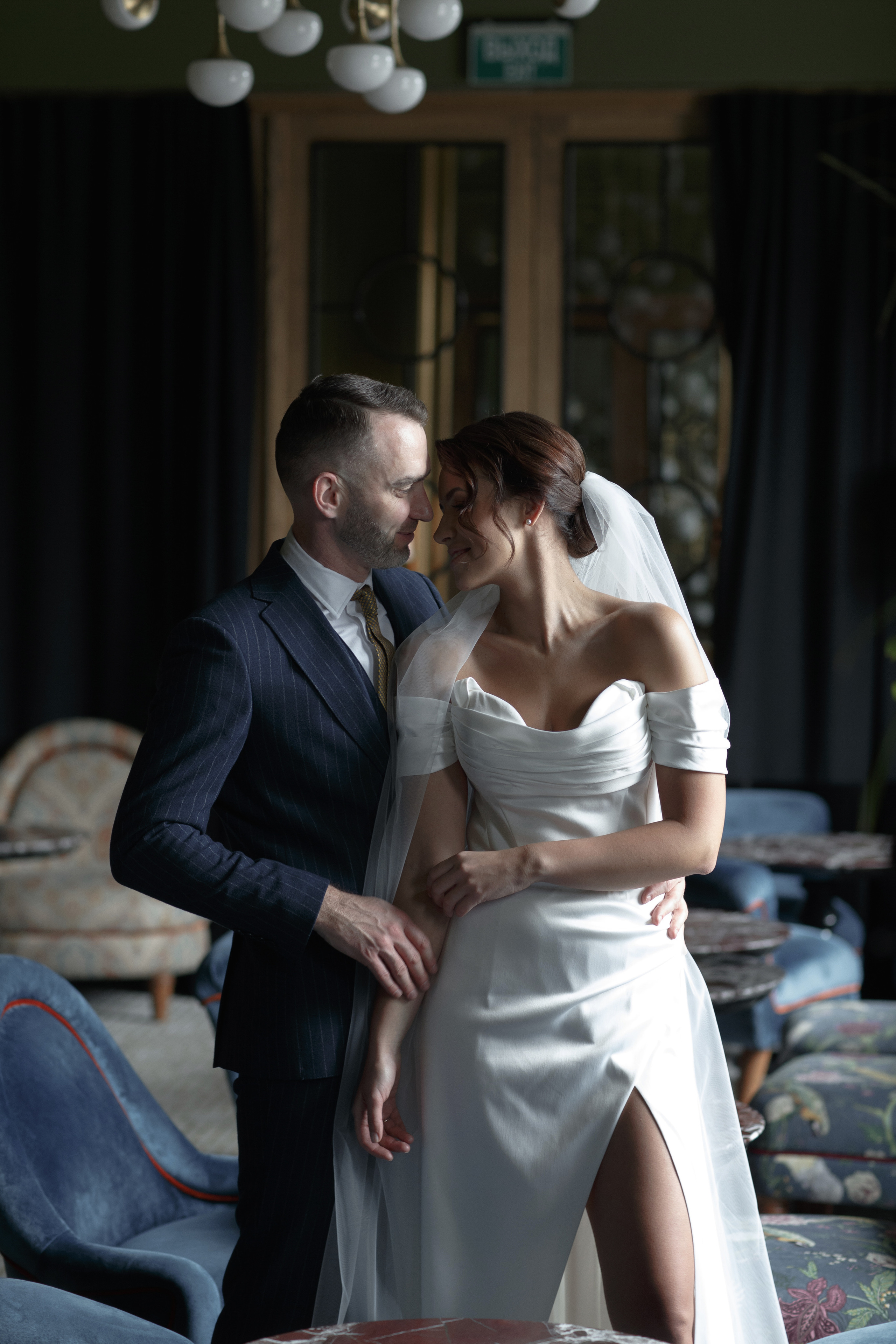 Красивая невеста в стильном кафе