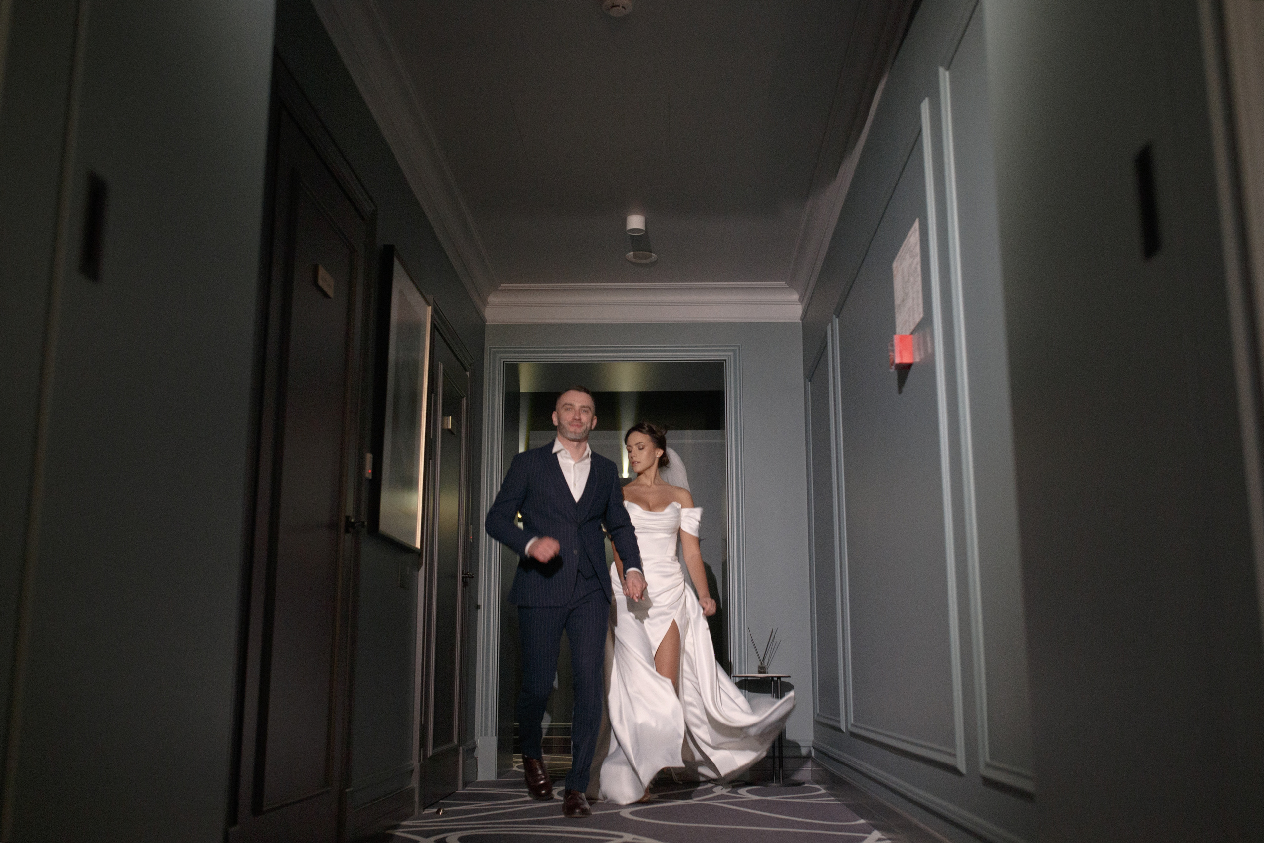 Красивая невеста в стильном кафе