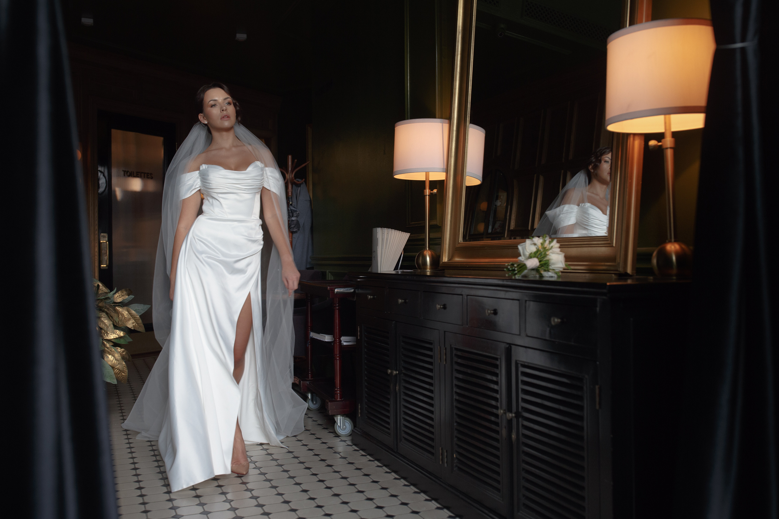 Красивая невеста в стильном кафе