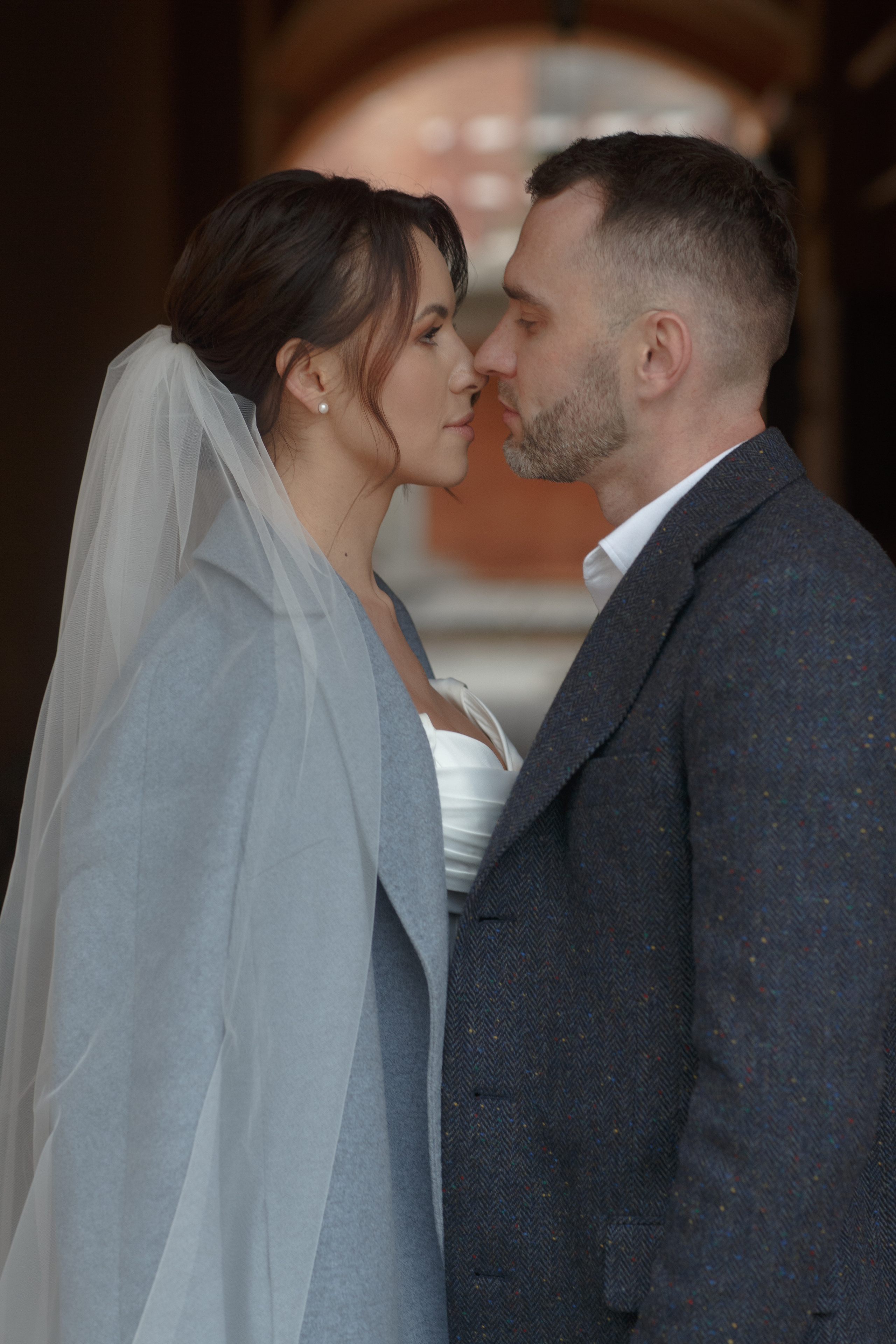 Красивая невеста в стильном кафе