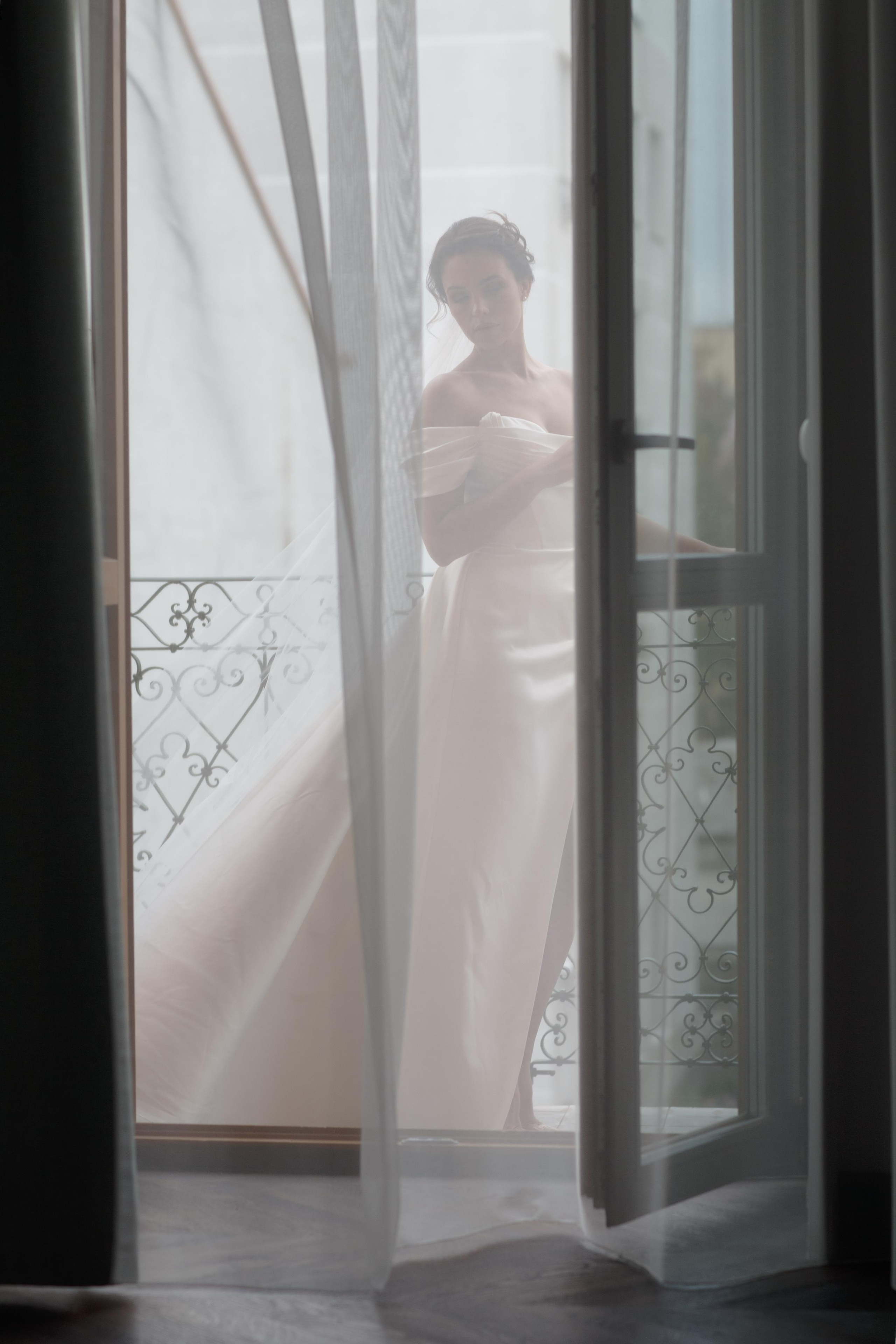 Красивая невеста в стильном кафе