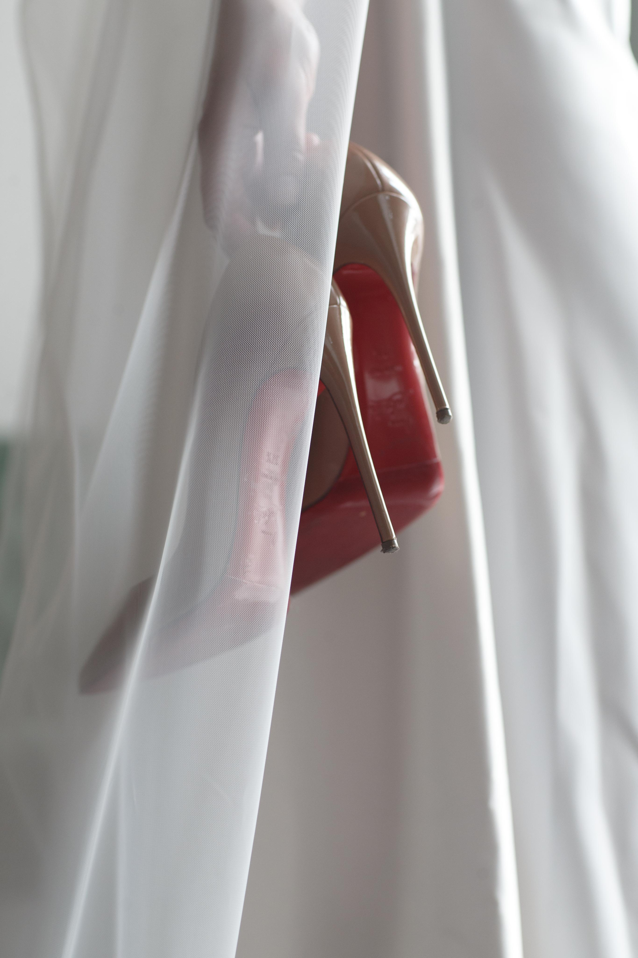 Красивая невеста в стильном кафе