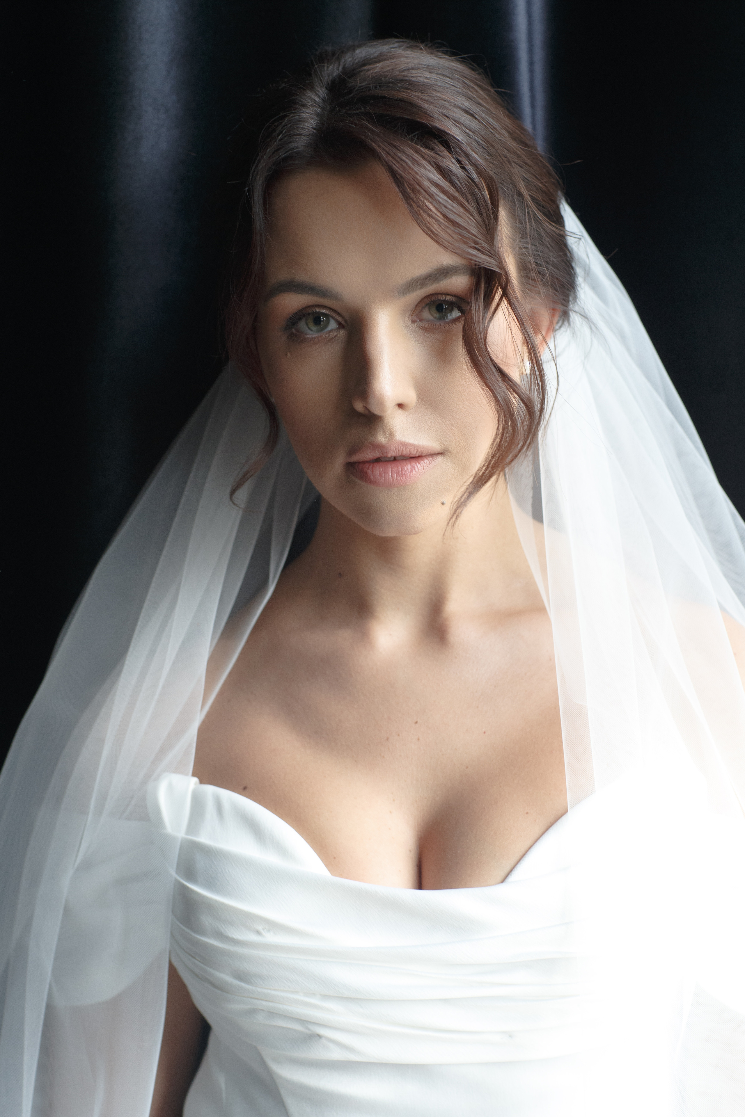 Красивая невеста в стильном кафе