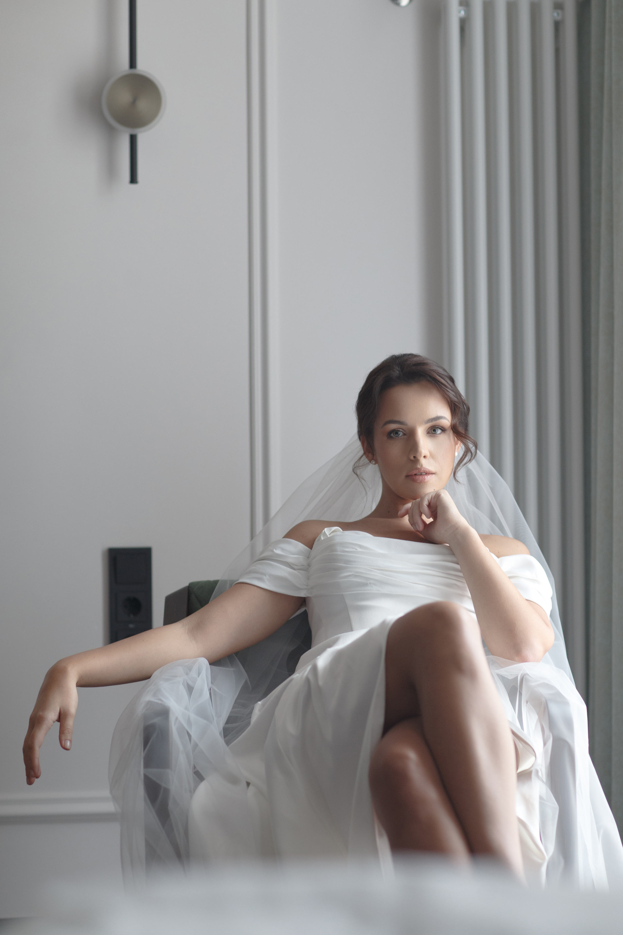 Красивая невеста в стильном кафе