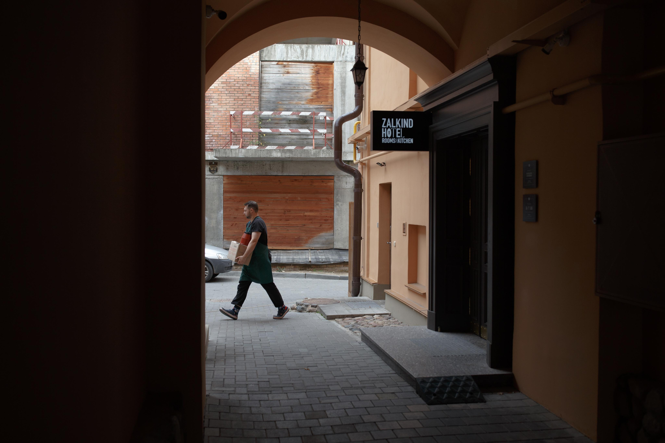 Красивая невеста в стильном кафе