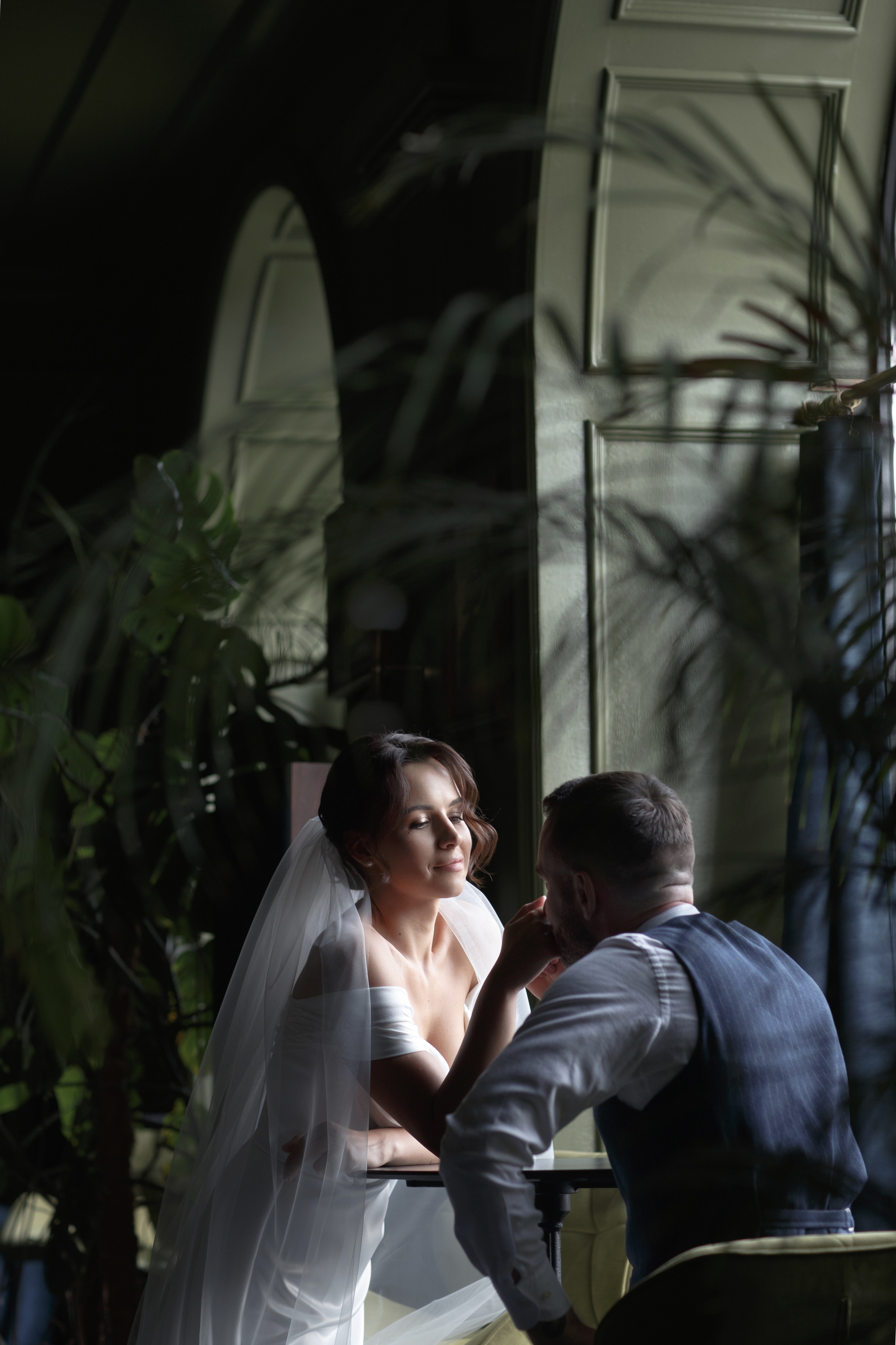 Красивая невеста в стильном кафе