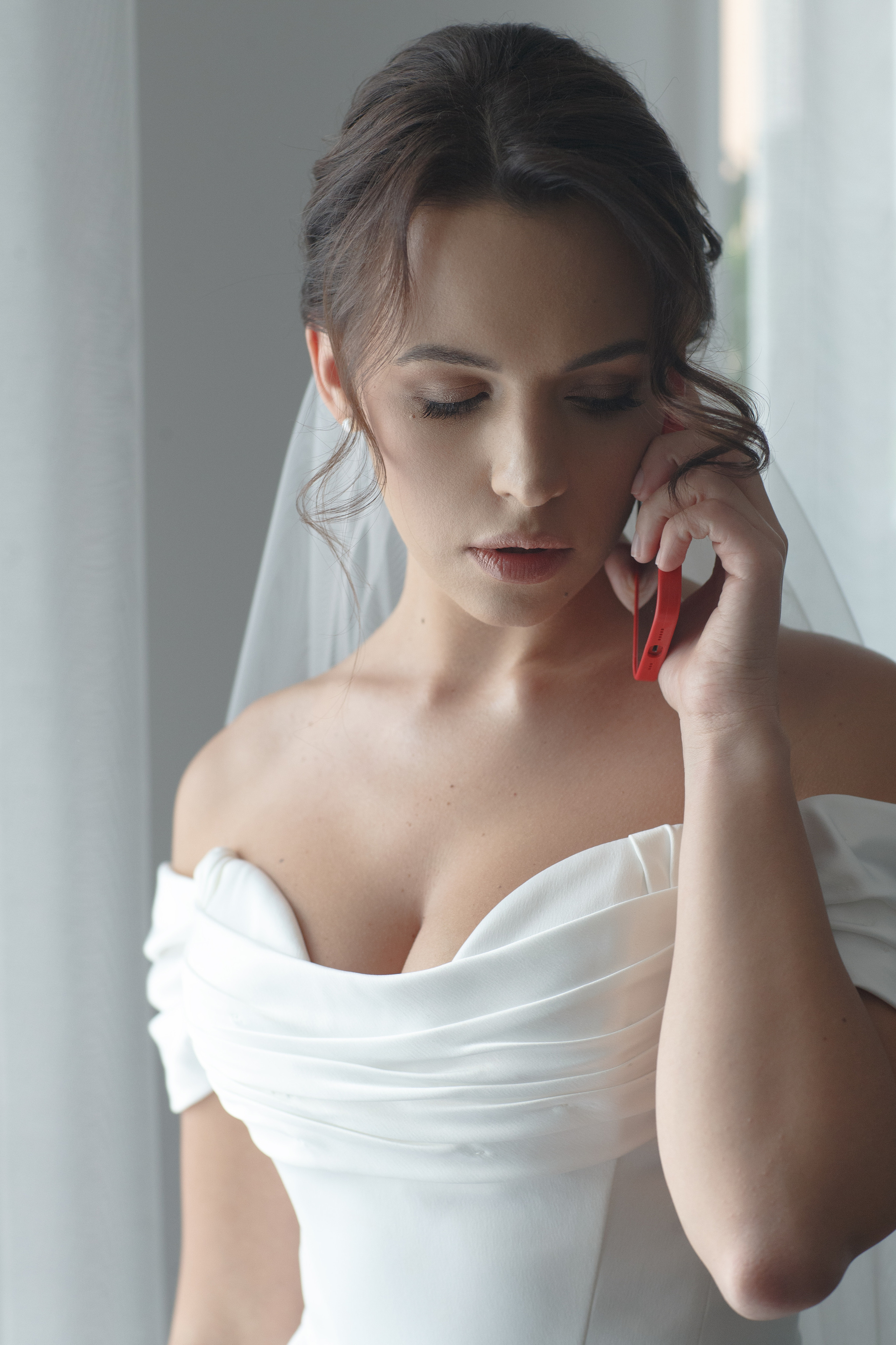 Красивая невеста в стильном кафе