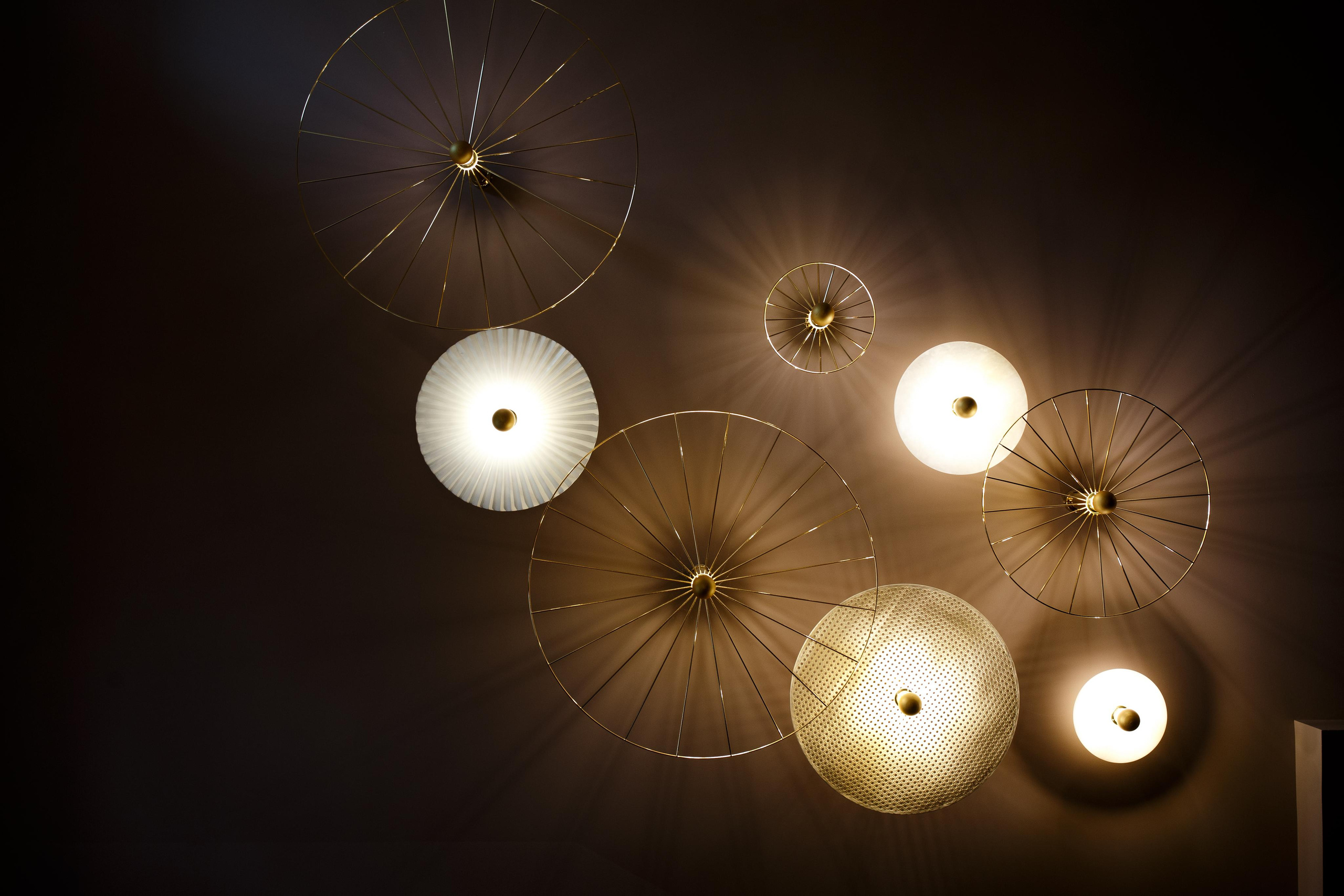 Красивая невеста в стильном кафе