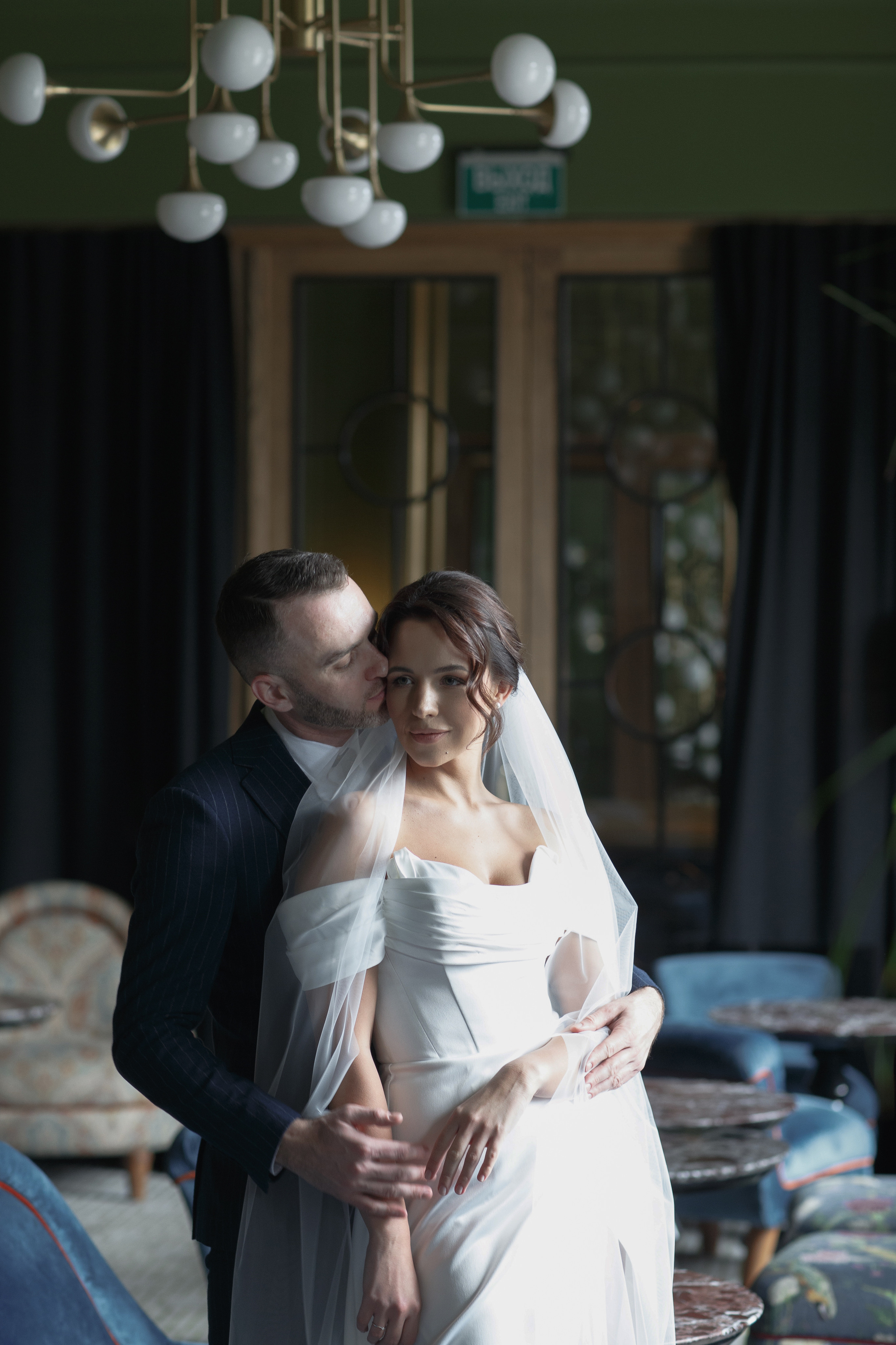 Красивая невеста в стильном кафе