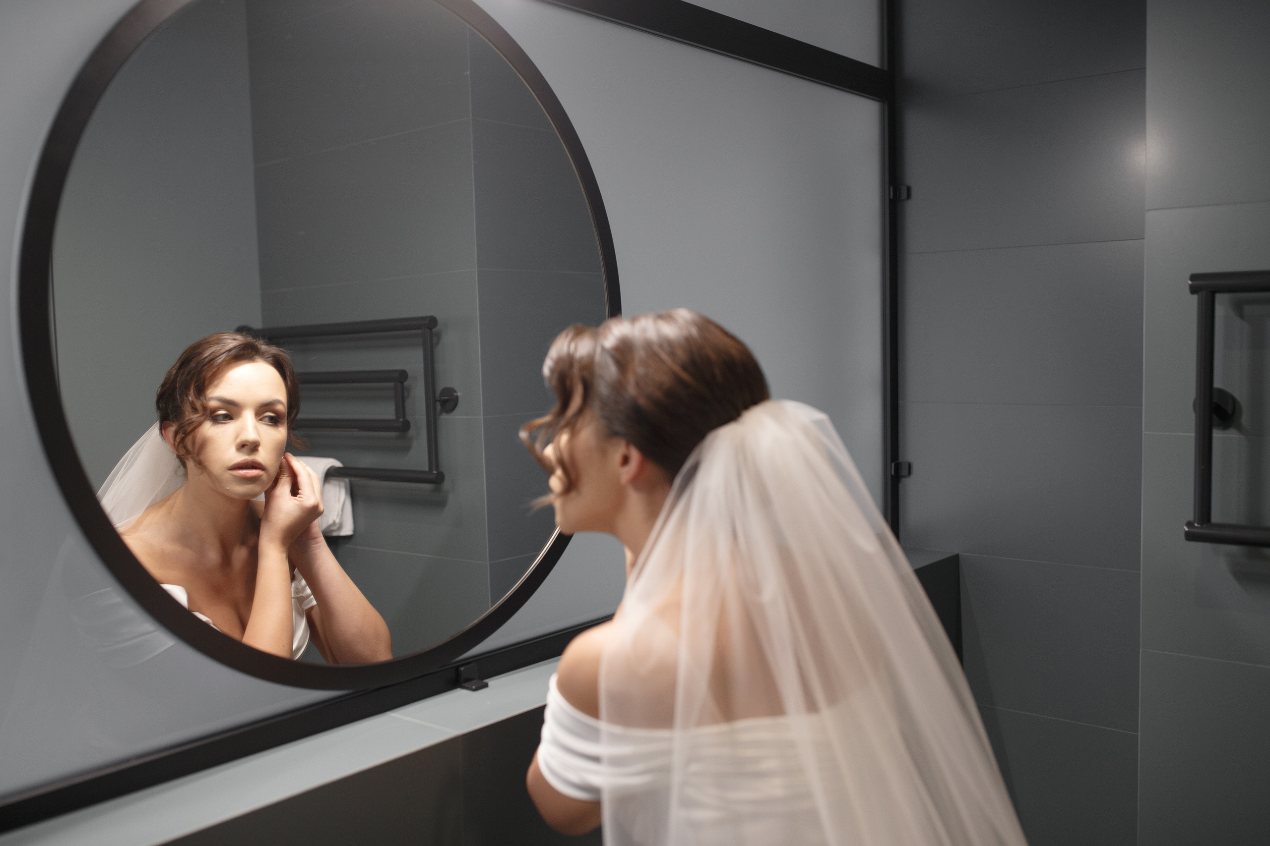 Красивая невеста в стильном кафе