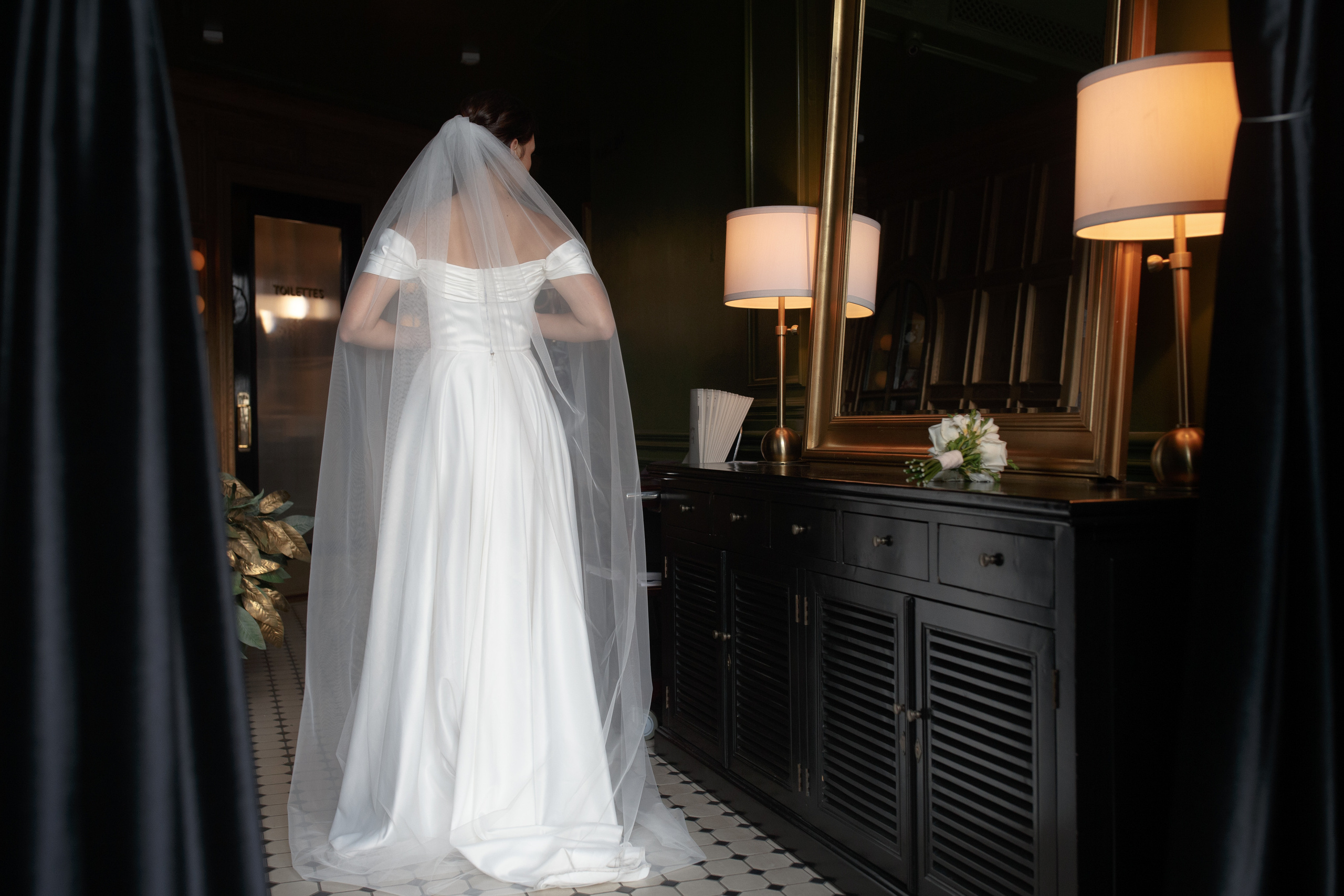 Красивая невеста в стильном кафе