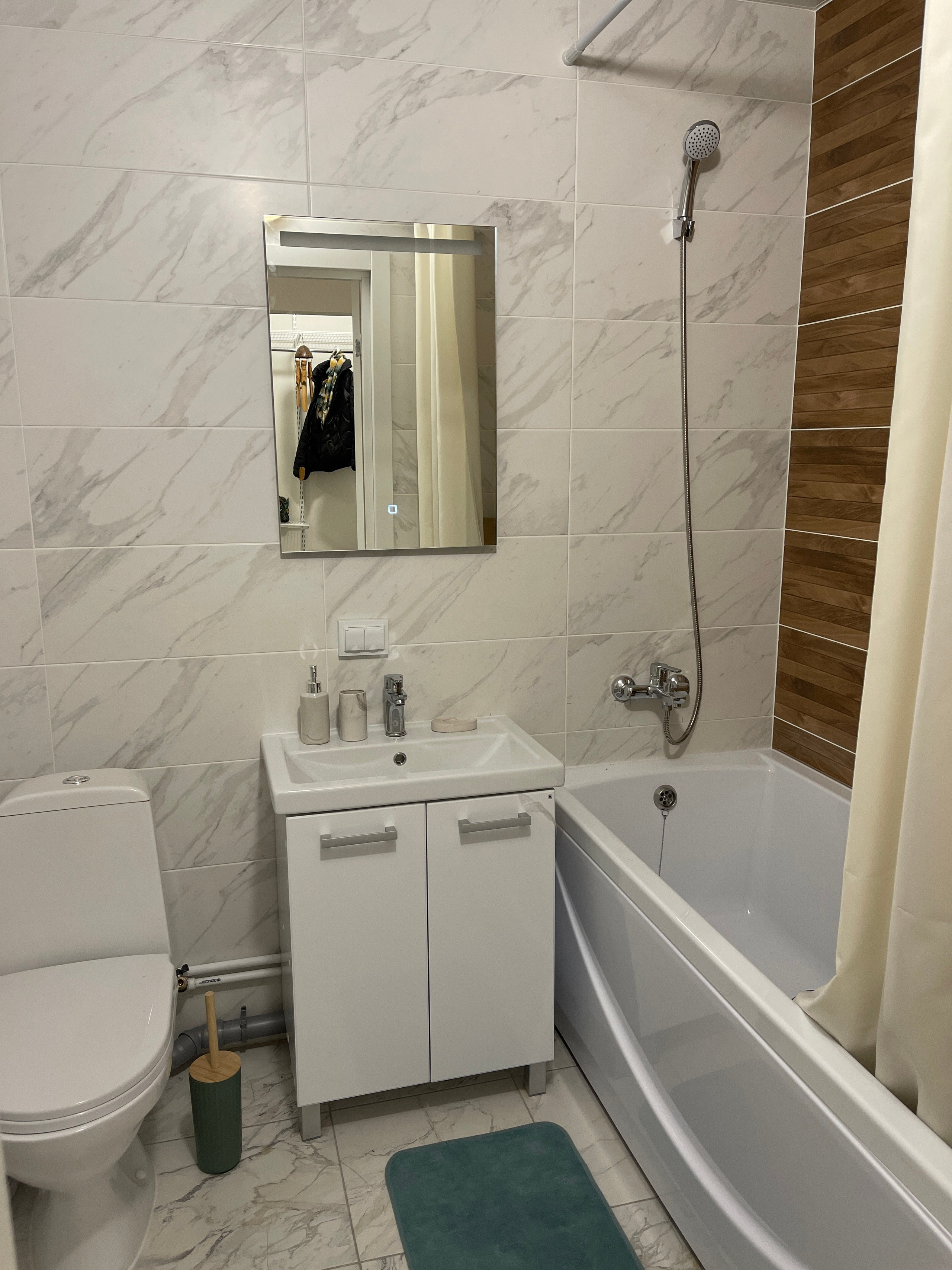 Кейс1: Получили ключи от новой квартиры и нужно было в короткие сроки обставить мебелью и декором для сдачи на долгий срок. Учли расположение квартиры и метраж. Определили портрет потенциального жильца и исходя из этого обставили квартиру. Чтобы выделяться на фоне других квартир, сделали акцент на яркие краски и смешение стилей. Сделали всё для комфортного проживания. и продумали каждую мелочь. В результате квартира очень быстро сдалась. На всё ушло до 250 тыс. руб. за всю мебель, технику и декор.