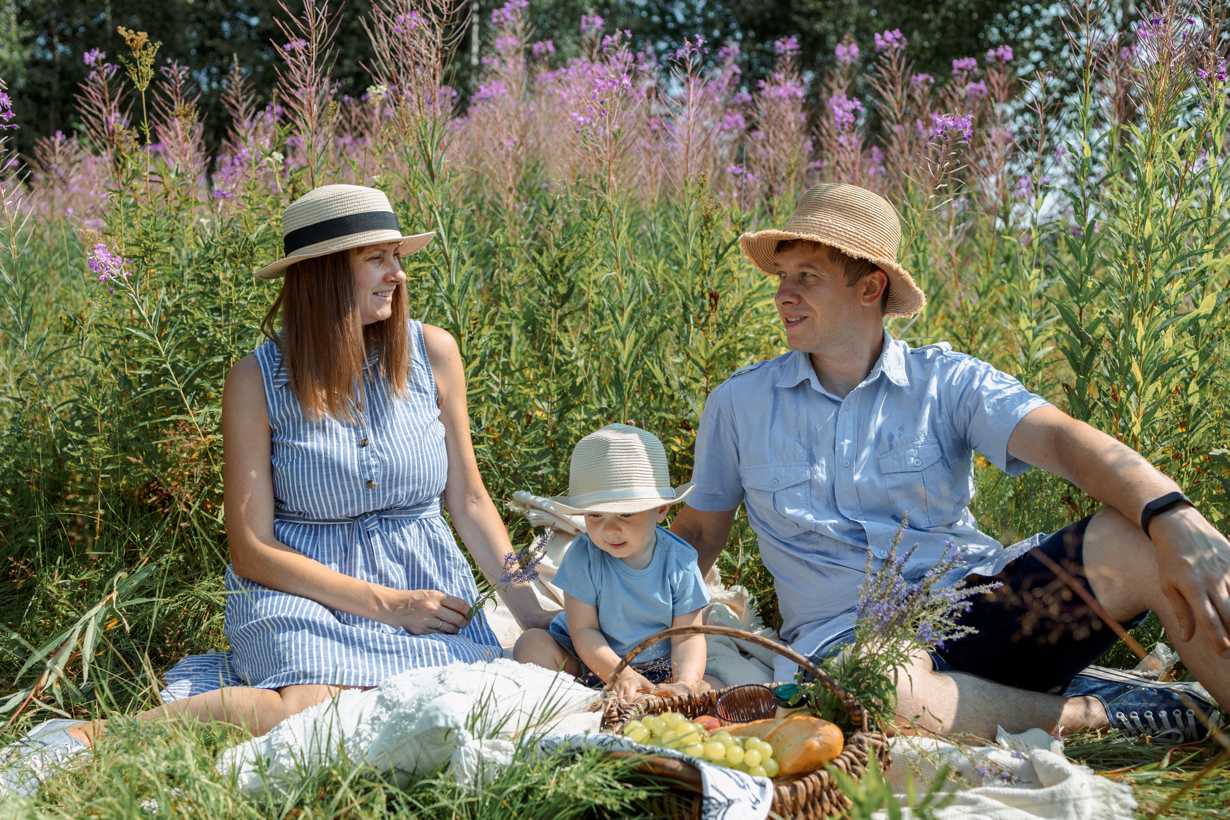 Летняя семейная прогулка на пикнике