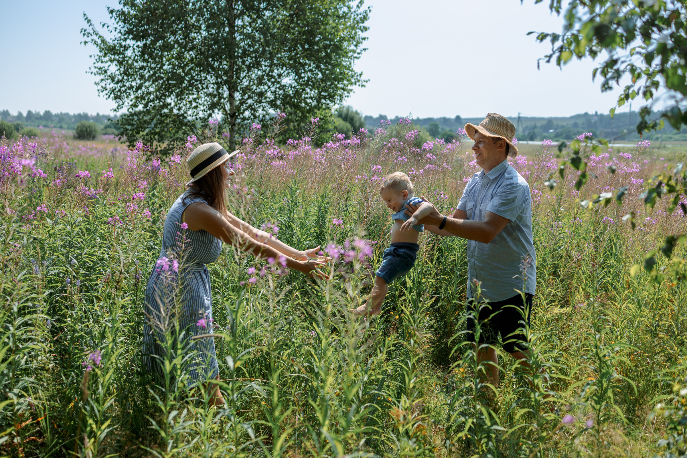 Летняя семейная прогулка на пикнике