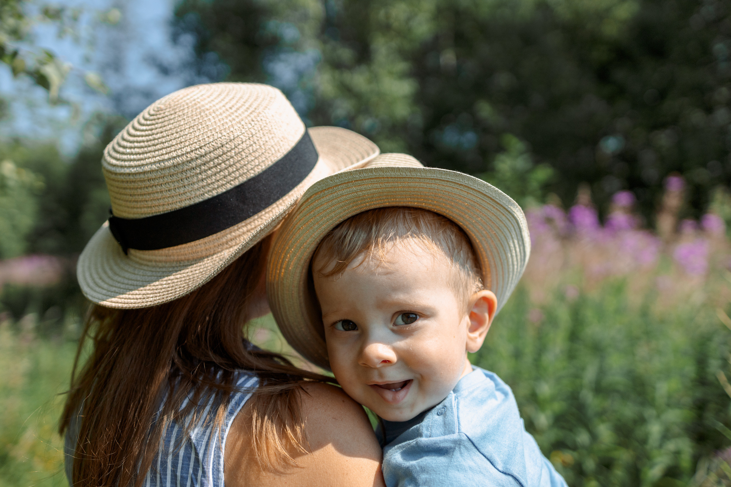 Летняя семейная прогулка на пикнике