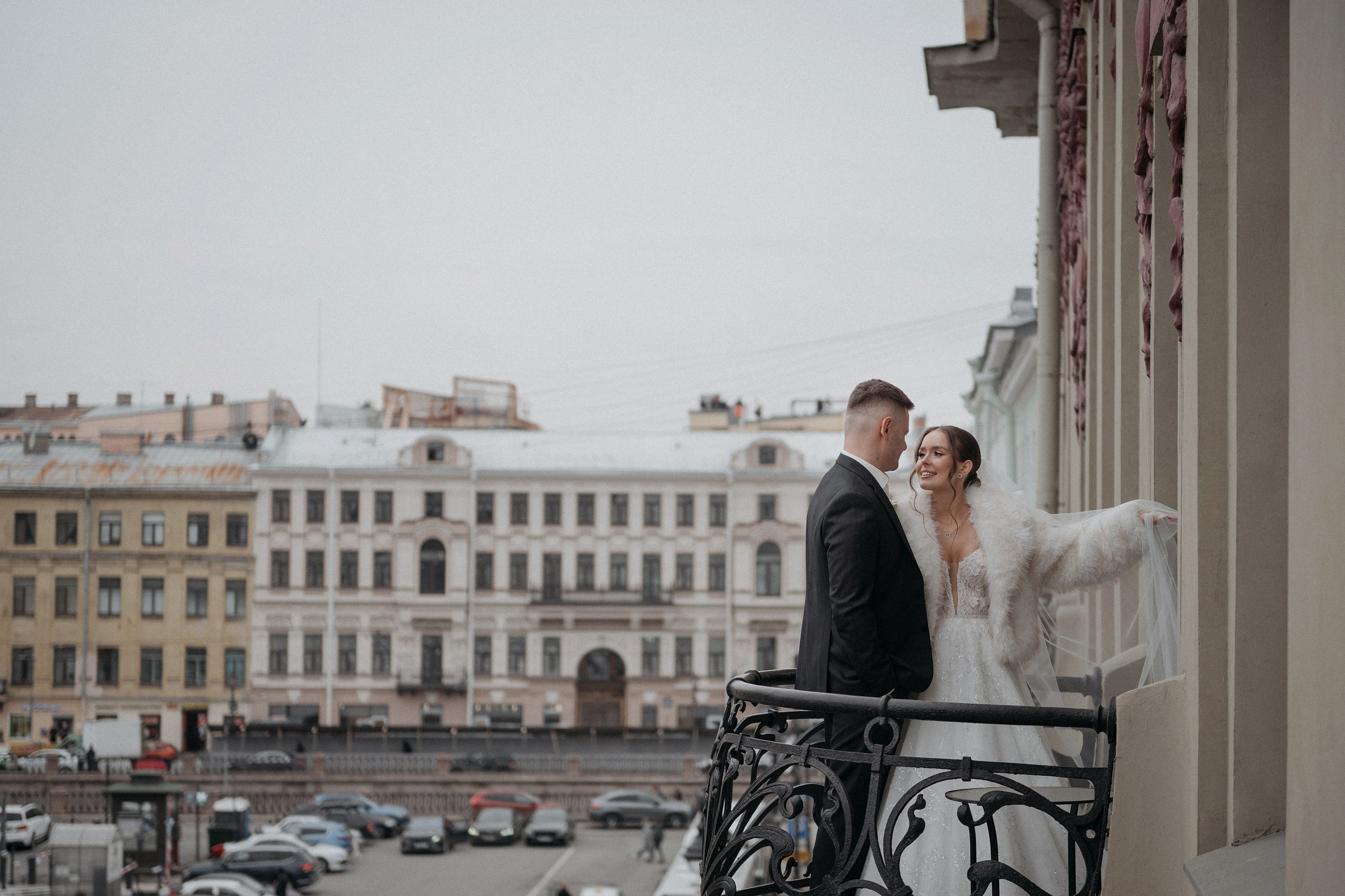 сборы невесты и жениха в апартаментах с видом на Казанский собор