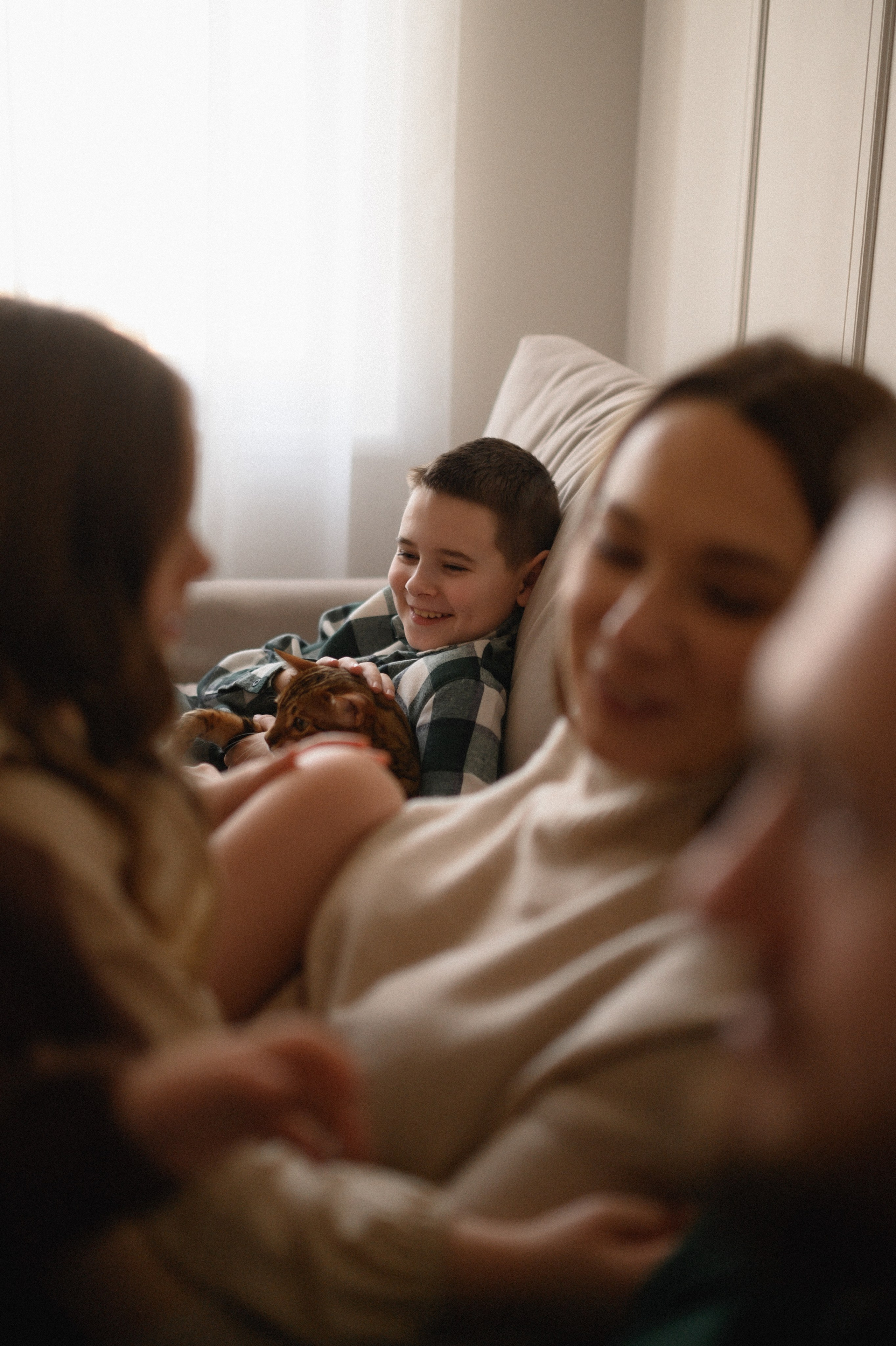 Валентин, Ирина, Евсей, Кира и Агата дома. Семейный и свадебный lifestyle-фотограф в Москве Мария Петрова