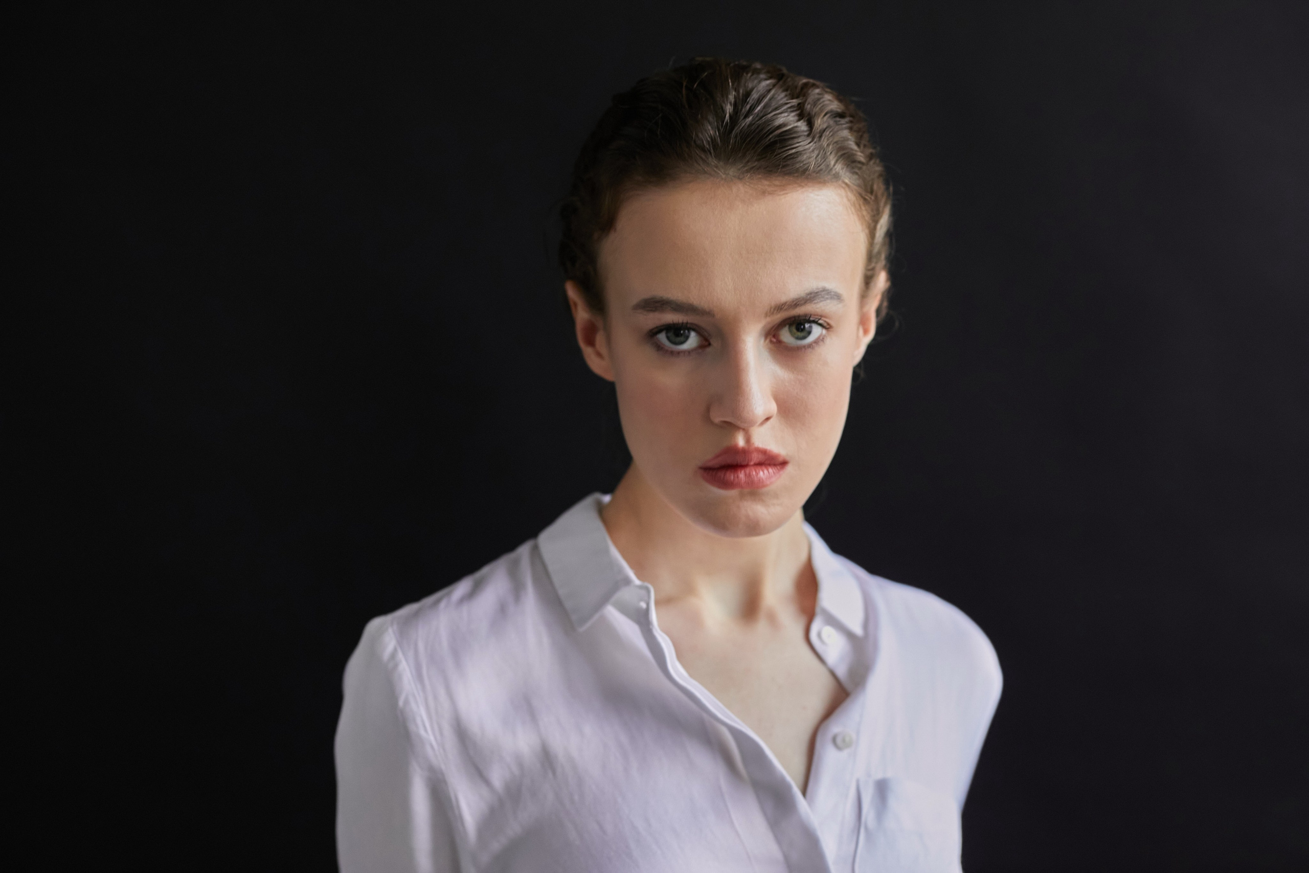 Фотограф в Москве. Студия. Студийный портрет. Девушка в черных кожаных перчатках и строгом костюме на черном фоне. Женский портрет. Воркшоп.