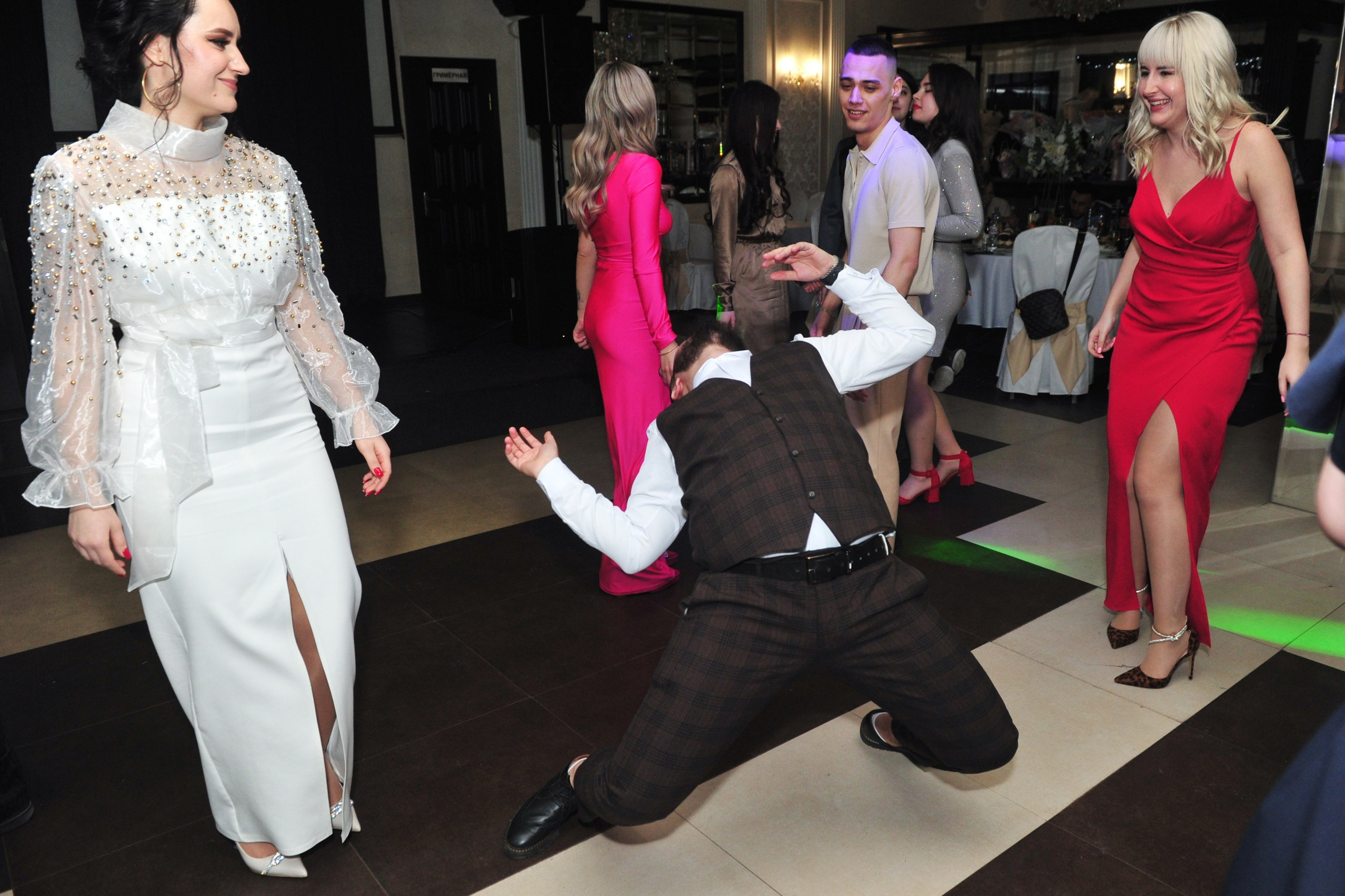 Гость танцует от души на свадебном банкете в ресторане