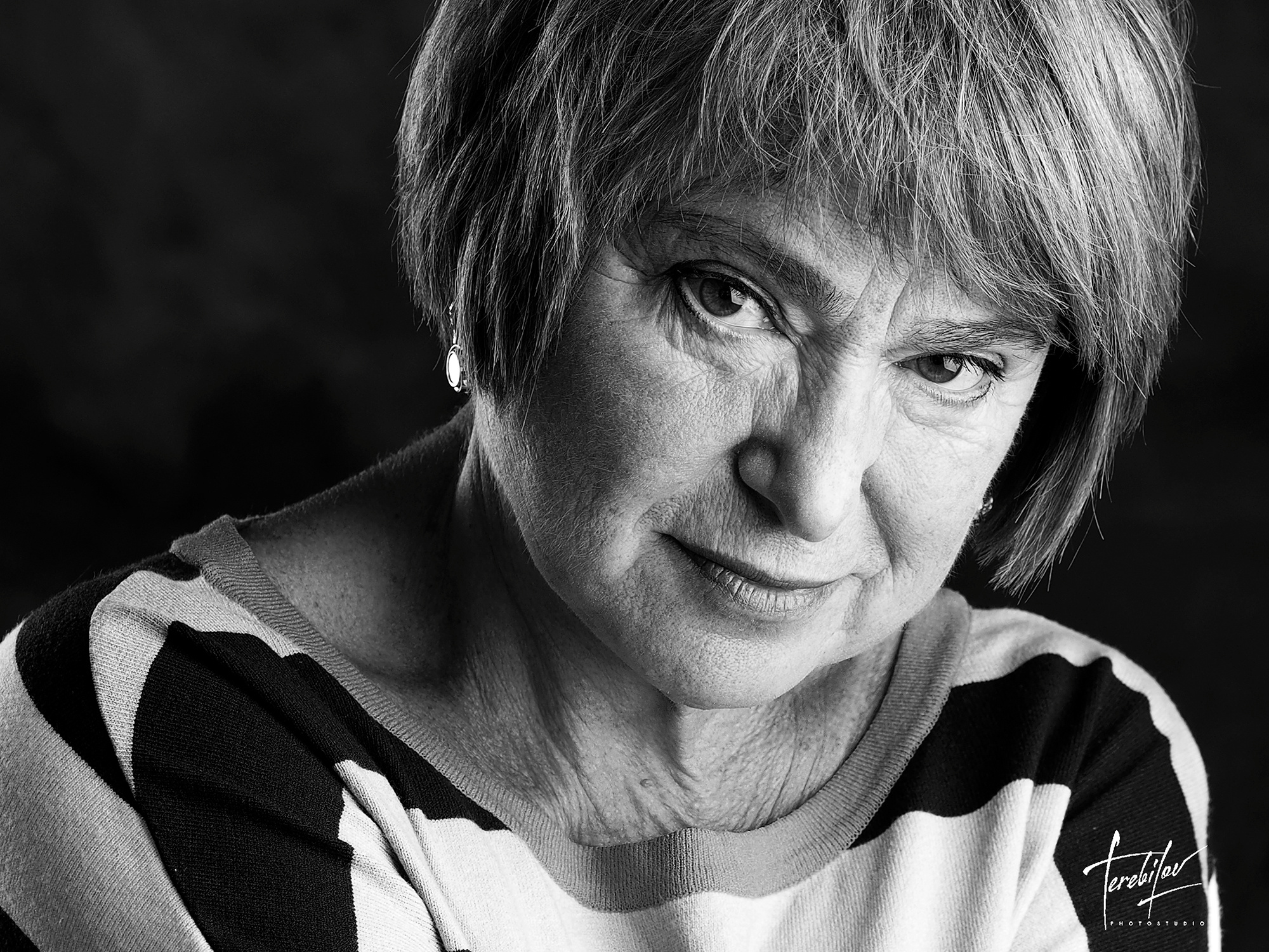 Черно-белый классический портрет бизнес-тренера Нина Зверева в фотостудии на темном фоне