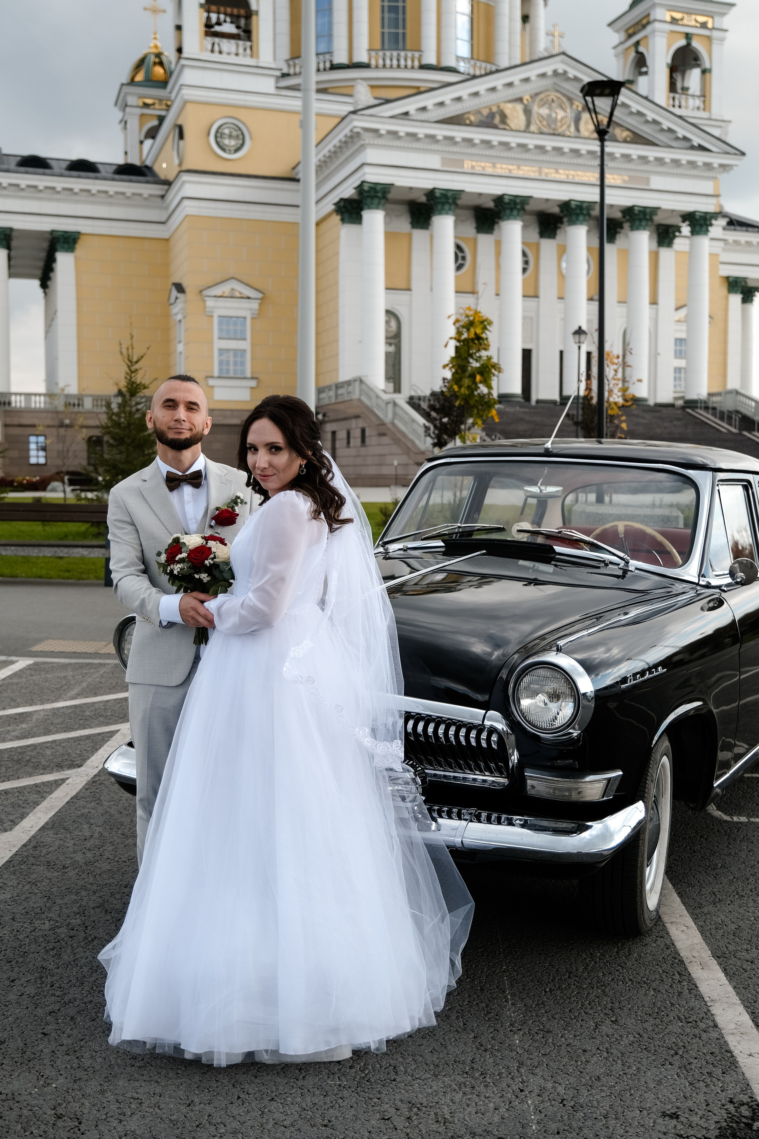 Азат и Дарья_прогулка с ретро-автомобилями. Свадебный фотограф в Челябинске Сырчикова Наталья