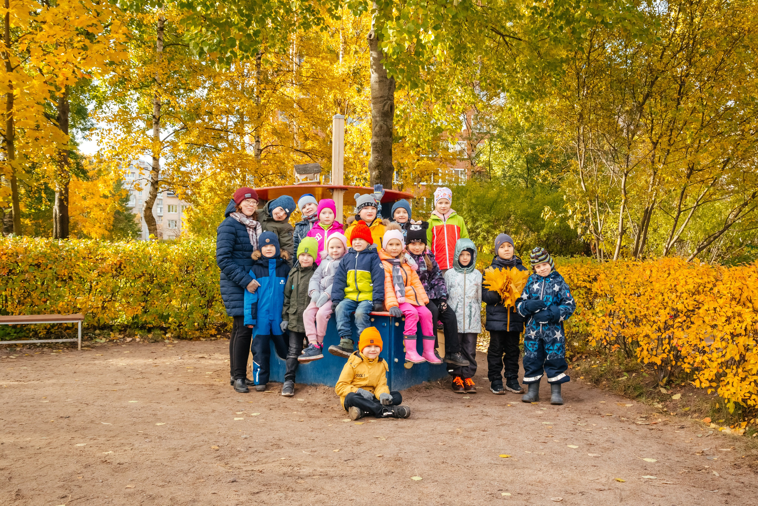 Осенняя прогулка в детском садике. Семейный фотограф Любовь Саркеева