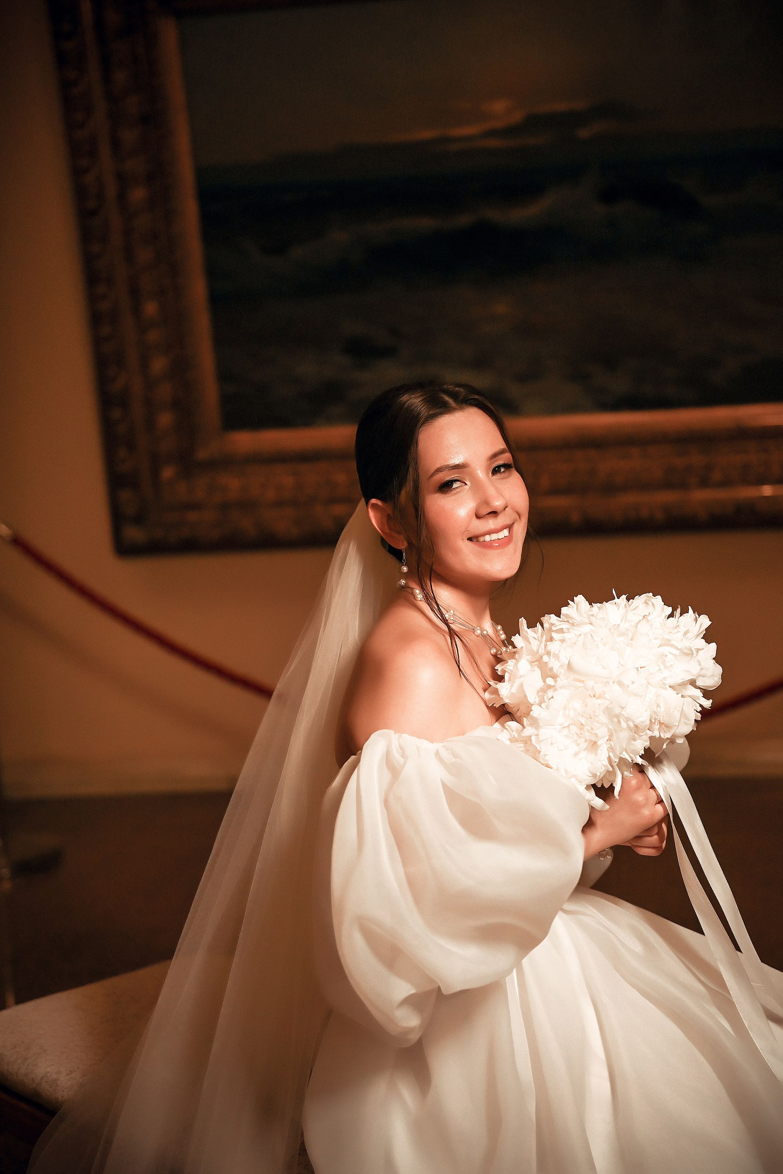 Небольшая свадебная серия в музее и прогулкой под дождем Эльмиры и Ризата. Свадебный, семейный, детский, контент фотограф в Омске Максим Ильин