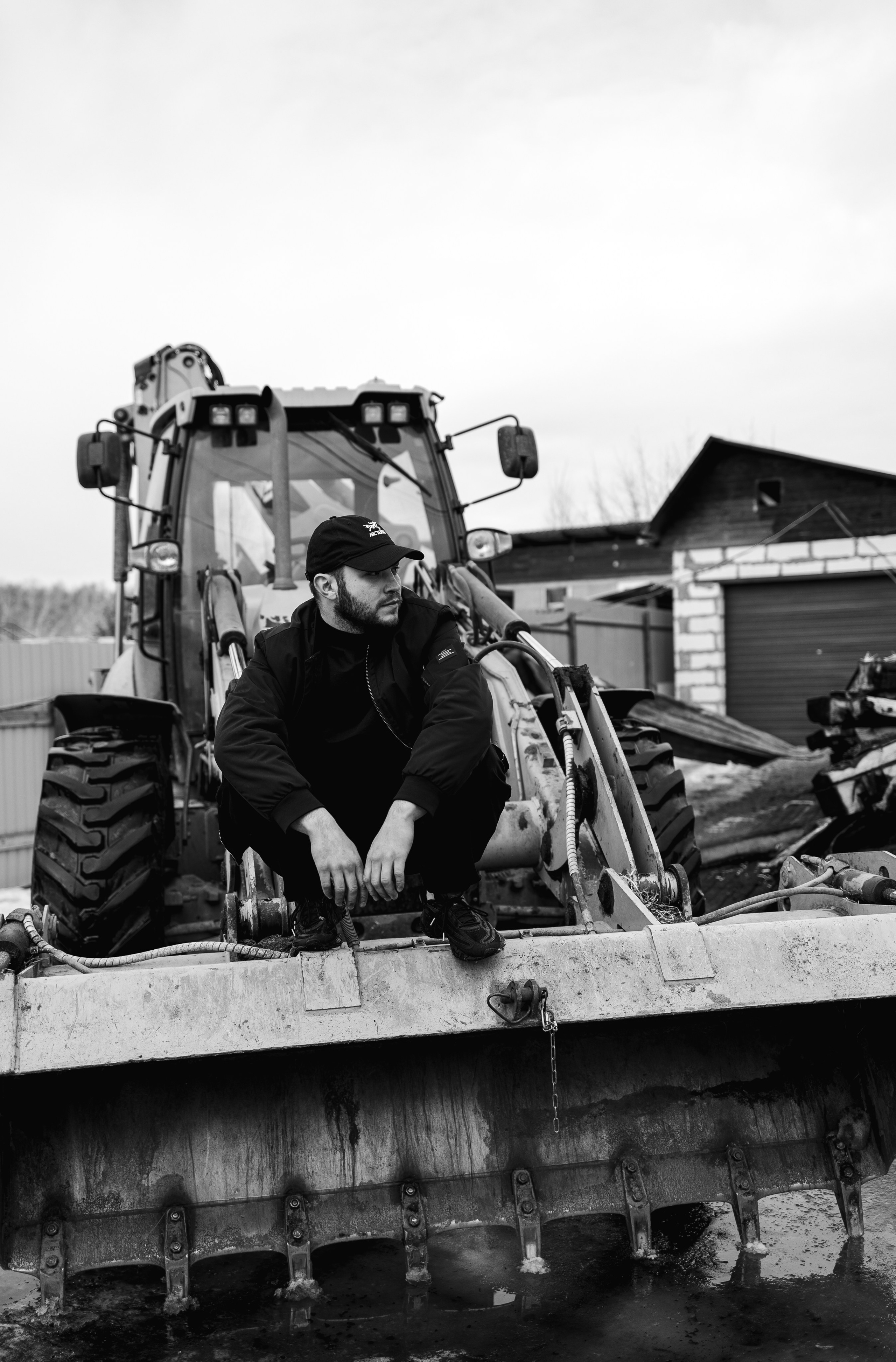 Илья за 1 час до сноса дома, который сгорел у нас в 2023. Семейный фотограф Надежда Каримова | Иркутск Байкал Аршан