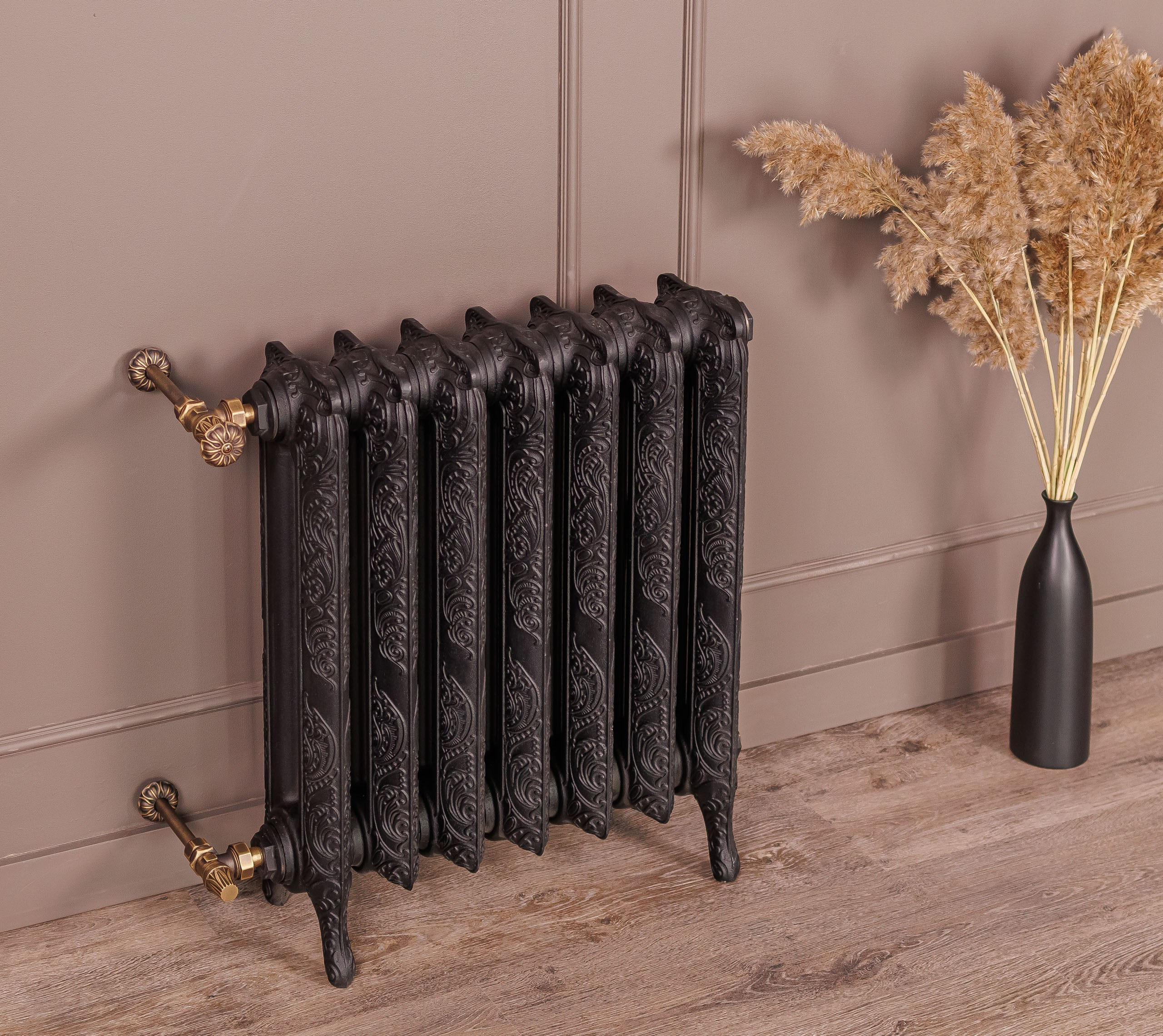 Предметные фотографии дизайнерских радиаторов отопления в стиле ретро