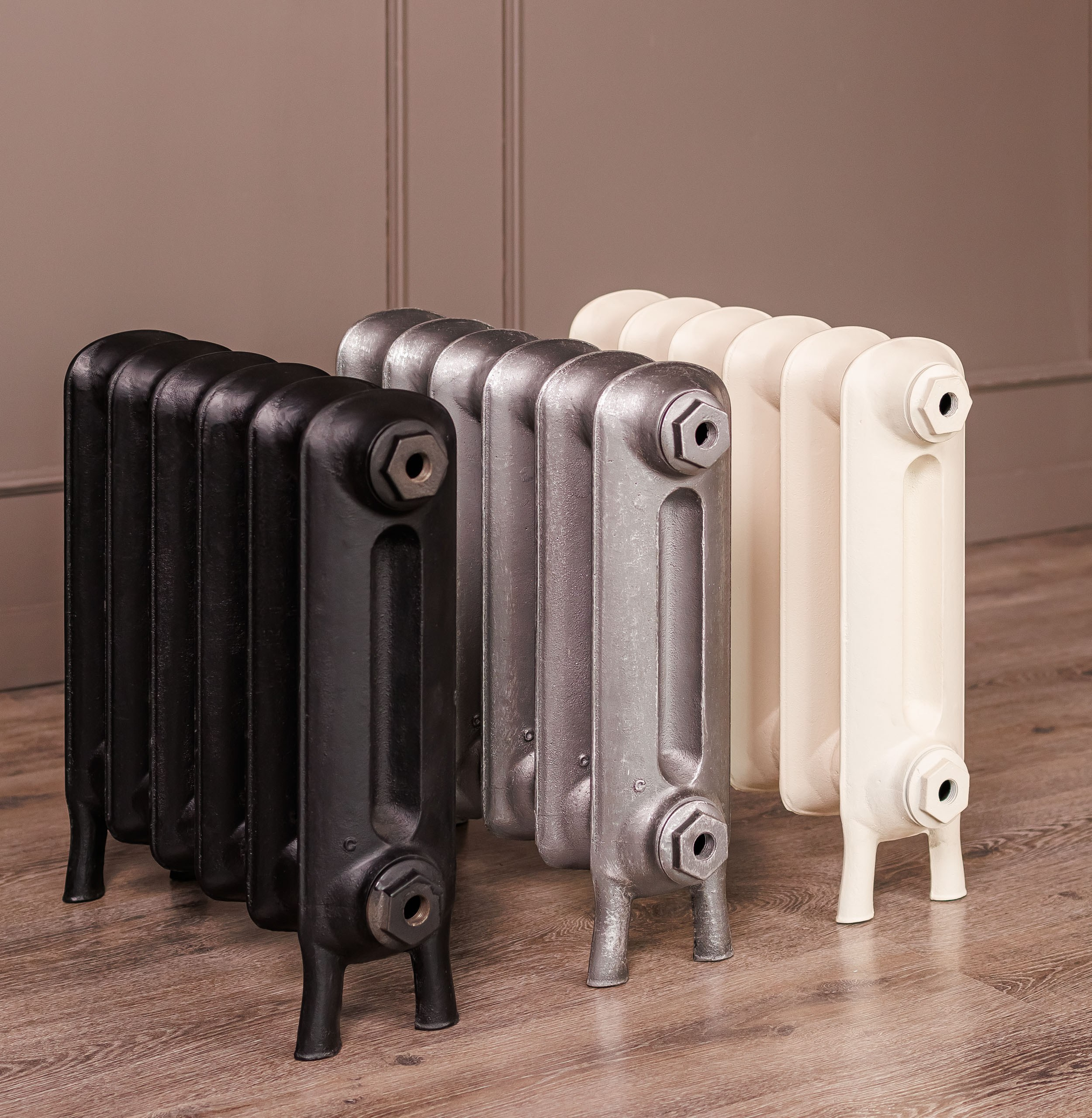 Предметные фотографии дизайнерских радиаторов отопления в стиле ретро