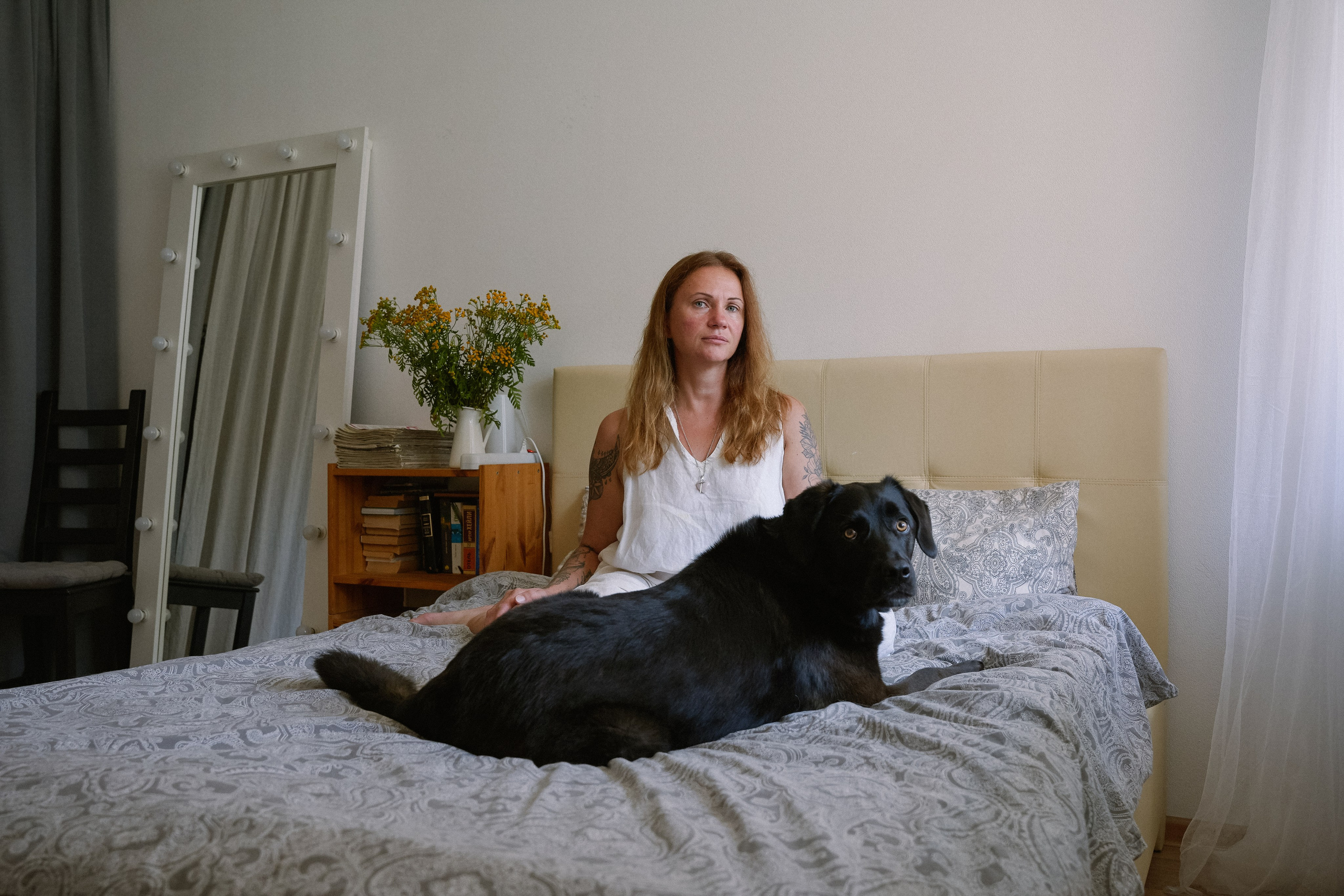 Марина и Бутч. Санкт-Петербург, 2024. Бутча нашли щенком на стройке в Москве волонтёры и отправили в Санкт-Петербург, где его уже ждала Марина. У Марины был взрослый кот, который очень скептически воспринял появление щенка, но в итоге усыновил его и воспитал. Бутч всегда спал с котом на диване на кухне. Когда кота не стало, Бутч очень тяжело переживал утрату, не находил себе места и стал агрессивным. Тогда Марина позволила ему спать в её постели и постепенно пёс пришел в себя. С тех пор он всегда спит на свой половине кровати. Марина говорит, что Бутч линяет “400 дней в году” и она вынуждена бесконечно стирать и убираться, но считает, что это очень небольшая плата за ту радость, с которой она каждый раз возвращается домой