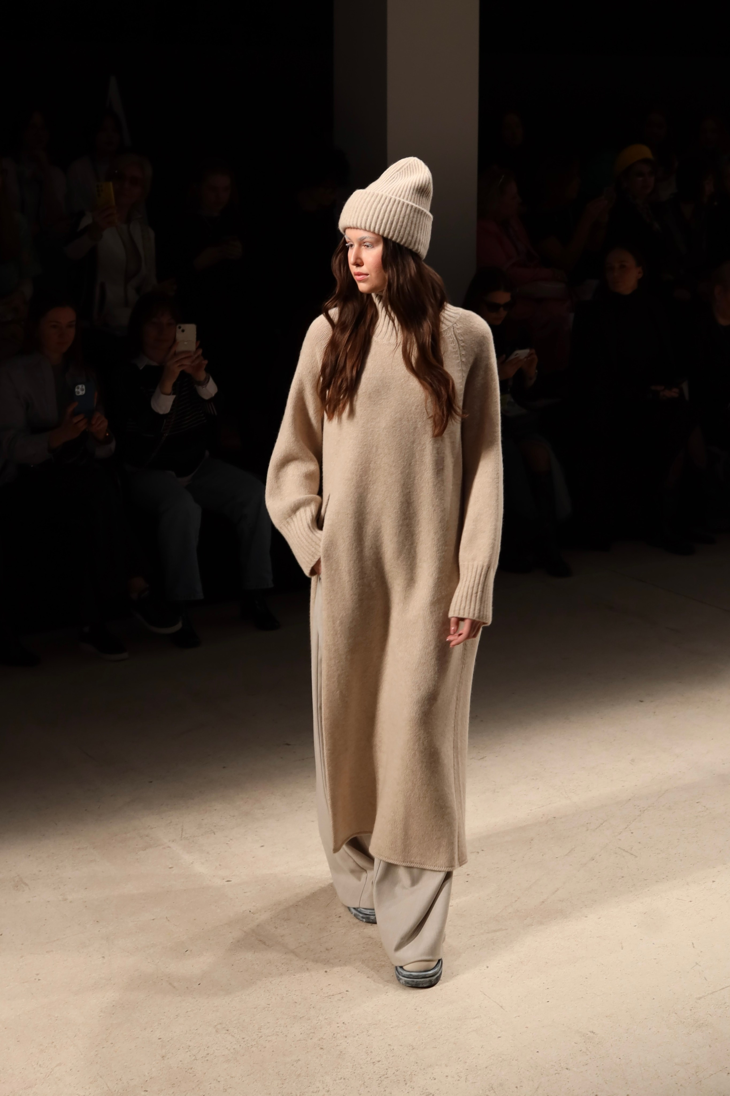 Показ Alpe Cashmere (Москва) — Московская неделя моды 13 марта 2025. Фотосессии и репортаж — Фотограф в Москве — Рина Серёгина