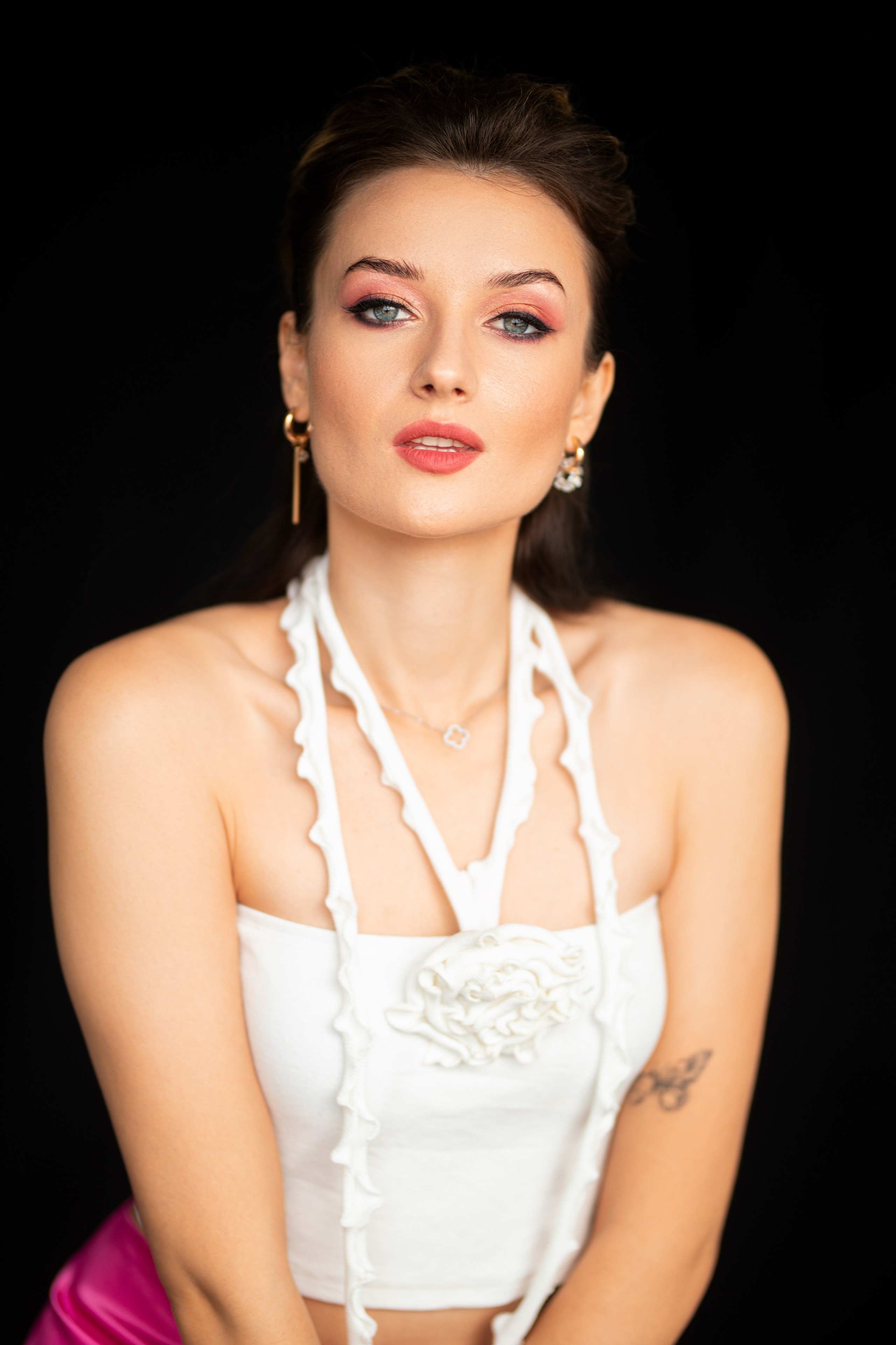 Студийный фотосет с Анастасией в минимальном интерьере в формате для «себя»