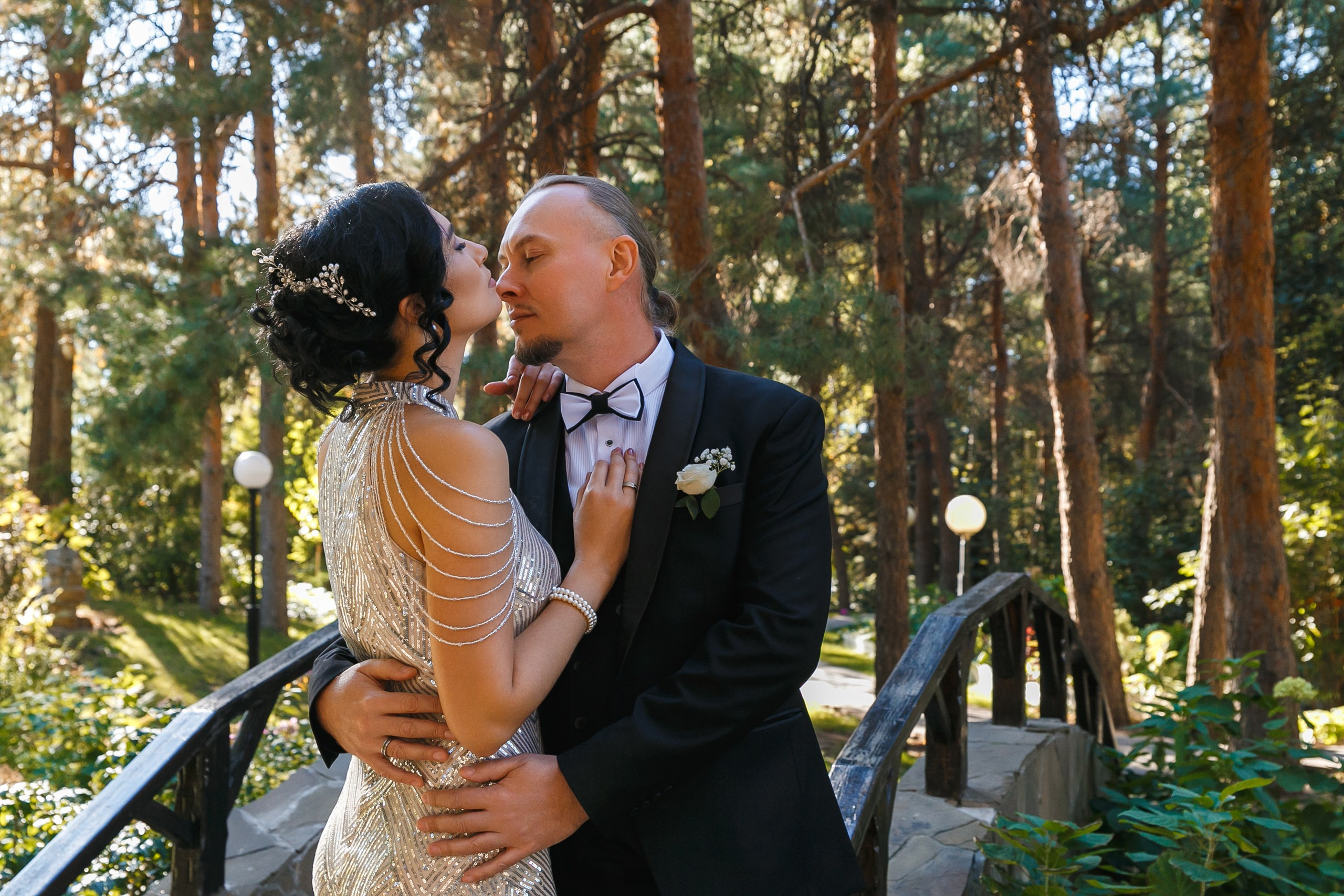 Ксения и Александр: поженились и погуляли в парке санатория Горная поляна. Событийный фотограф Максим Бескоровайновнов